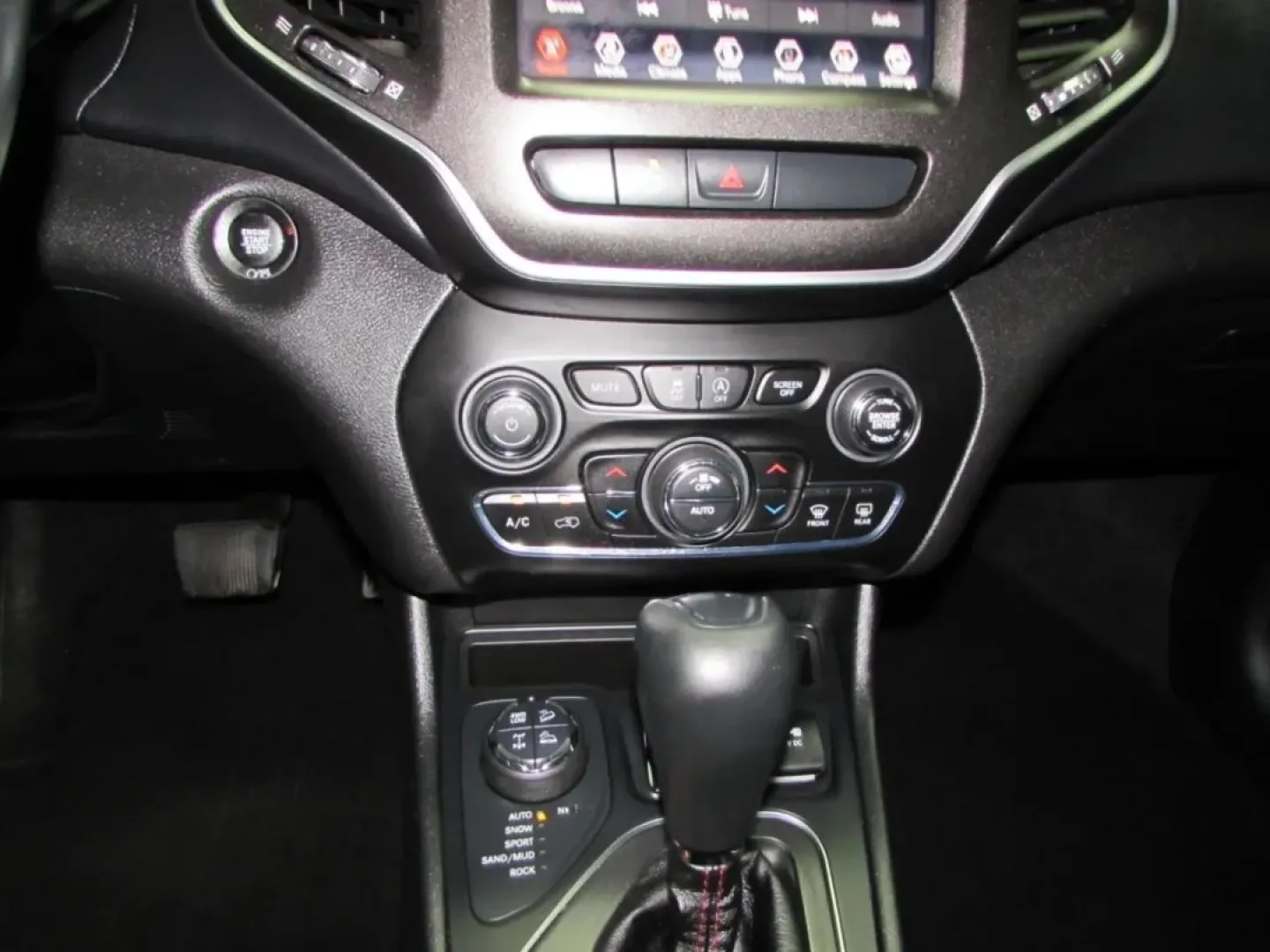 2019 /Black Leather Trimmed Jeep Cherokee 4WD Trailhawk (1C4PJMBX7KD) with an 3.2L V6 24V VVT engine, Automatic transmission, located at 12830 Highway 21, De Soto, MO, 63020, (636) 337-7777, 38.153099, -90.573624 - **Unleash Adventure with the 2019 Jeep Cherokee: Your Perfect Companion for Life's Journeys!**<br /> <br /> Are you ready to elevate your driving experience and embrace the great outdoors? Ideal for weekend adventures, daily commutes, and family outings, the 2019 Jeep Cherokee is the crossover that - Photo#20