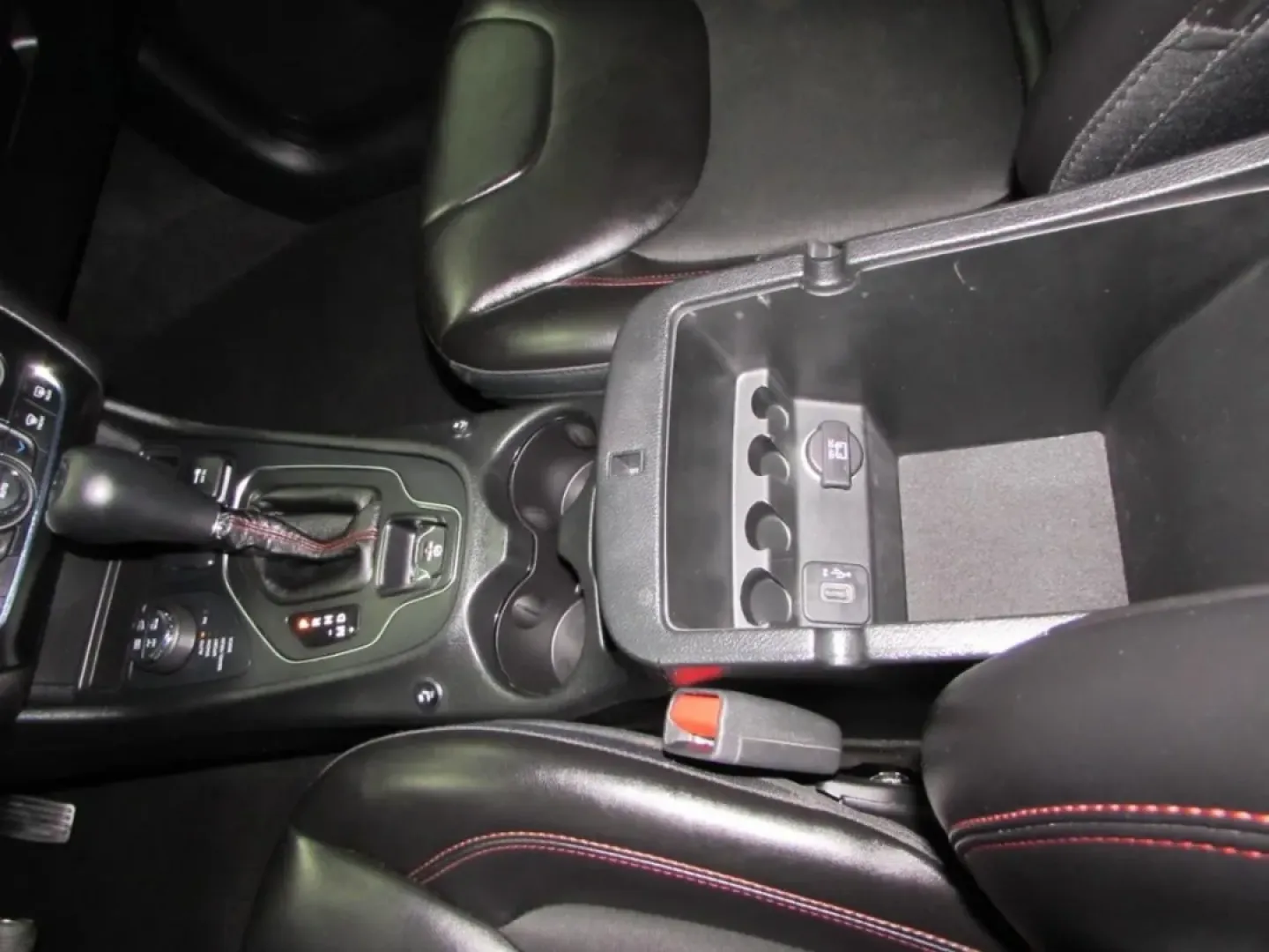 2019 /Black Leather Trimmed Jeep Cherokee 4WD Trailhawk (1C4PJMBX7KD) with an 3.2L V6 24V VVT engine, Automatic transmission, located at 12830 Highway 21, De Soto, MO, 63020, (636) 337-7777, 38.153099, -90.573624 - **Unleash Adventure with the 2019 Jeep Cherokee: Your Perfect Companion for Life's Journeys!**<br /> <br /> Are you ready to elevate your driving experience and embrace the great outdoors? Ideal for weekend adventures, daily commutes, and family outings, the 2019 Jeep Cherokee is the crossover that - Photo#21