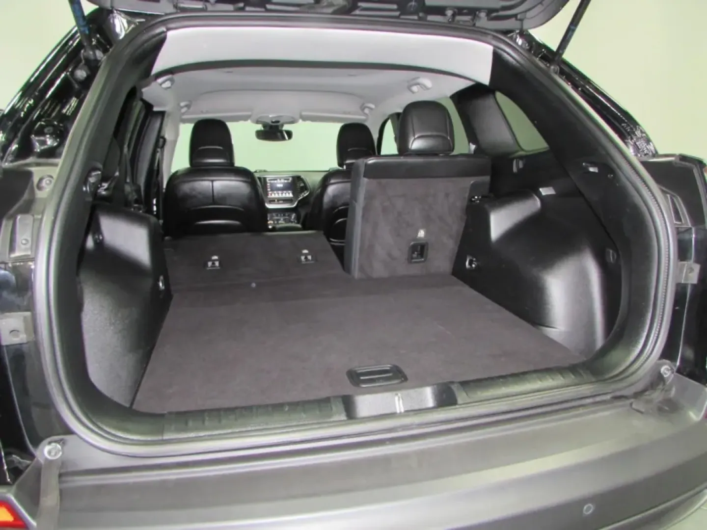 2019 /Black Leather Trimmed Jeep Cherokee 4WD Trailhawk (1C4PJMBX7KD) with an 3.2L V6 24V VVT engine, Automatic transmission, located at 12830 Highway 21, De Soto, MO, 63020, (636) 337-7777, 38.153099, -90.573624 - **Unleash Adventure with the 2019 Jeep Cherokee: Your Perfect Companion for Life's Journeys!**<br /> <br /> Are you ready to elevate your driving experience and embrace the great outdoors? Ideal for weekend adventures, daily commutes, and family outings, the 2019 Jeep Cherokee is the crossover that - Photo#28