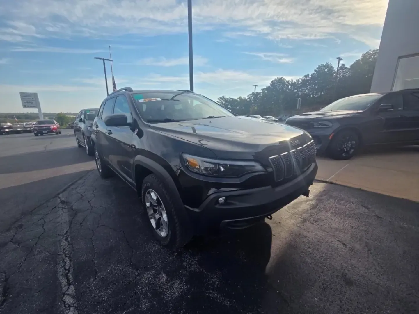2019 /Black Leather Trimmed Jeep Cherokee 4WD Trailhawk (1C4PJMBX7KD) with an 3.2L V6 24V VVT engine, Automatic transmission, located at 12830 Highway 21, De Soto, MO, 63020, (636) 337-7777, 38.153099, -90.573624 - **Unleash Adventure with the 2019 Jeep Cherokee: Your Perfect Companion for Life's Journeys!**<br /> <br /> Are you ready to elevate your driving experience and embrace the great outdoors? Ideal for weekend adventures, daily commutes, and family outings, the 2019 Jeep Cherokee is the crossover that - Photo#30