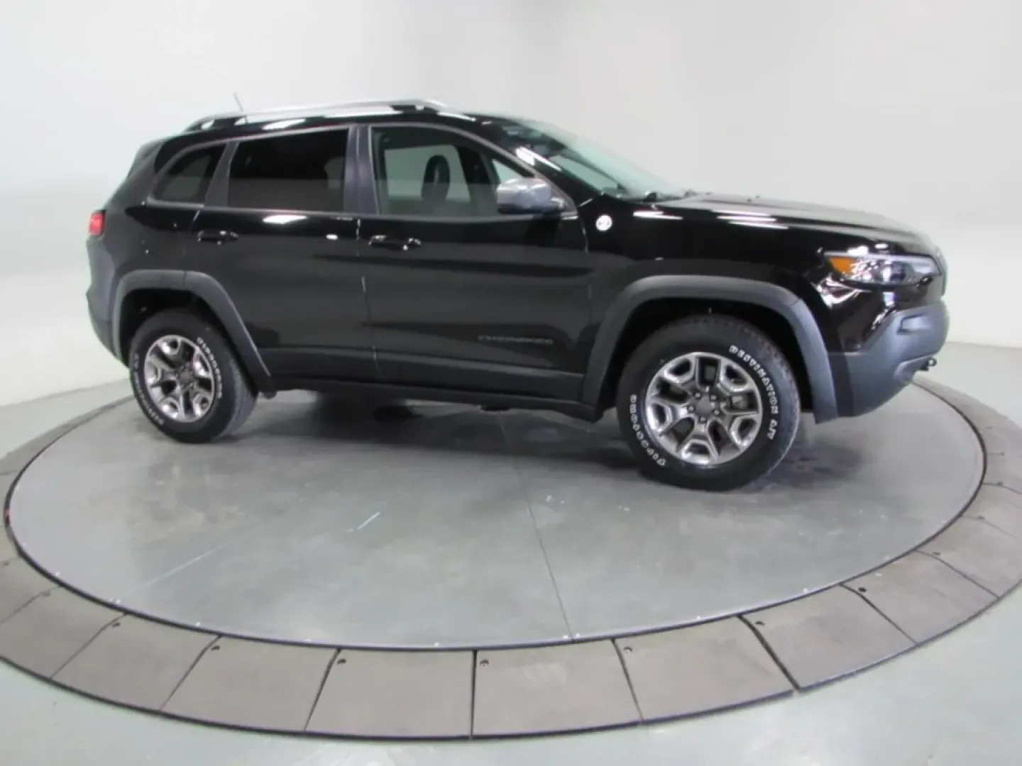 2019 /Black Leather Trimmed Jeep Cherokee 4WD Trailhawk (1C4PJMBX7KD) with an 3.2L V6 24V VVT engine, Automatic transmission, located at 12830 Highway 21, De Soto, MO, 63020, (636) 337-7777, 38.153099, -90.573624 - **Unleash Adventure with the 2019 Jeep Cherokee: Your Perfect Companion for Life's Journeys!**<br /> <br /> Are you ready to elevate your driving experience and embrace the great outdoors? Ideal for weekend adventures, daily commutes, and family outings, the 2019 Jeep Cherokee is the crossover that - Photo#3