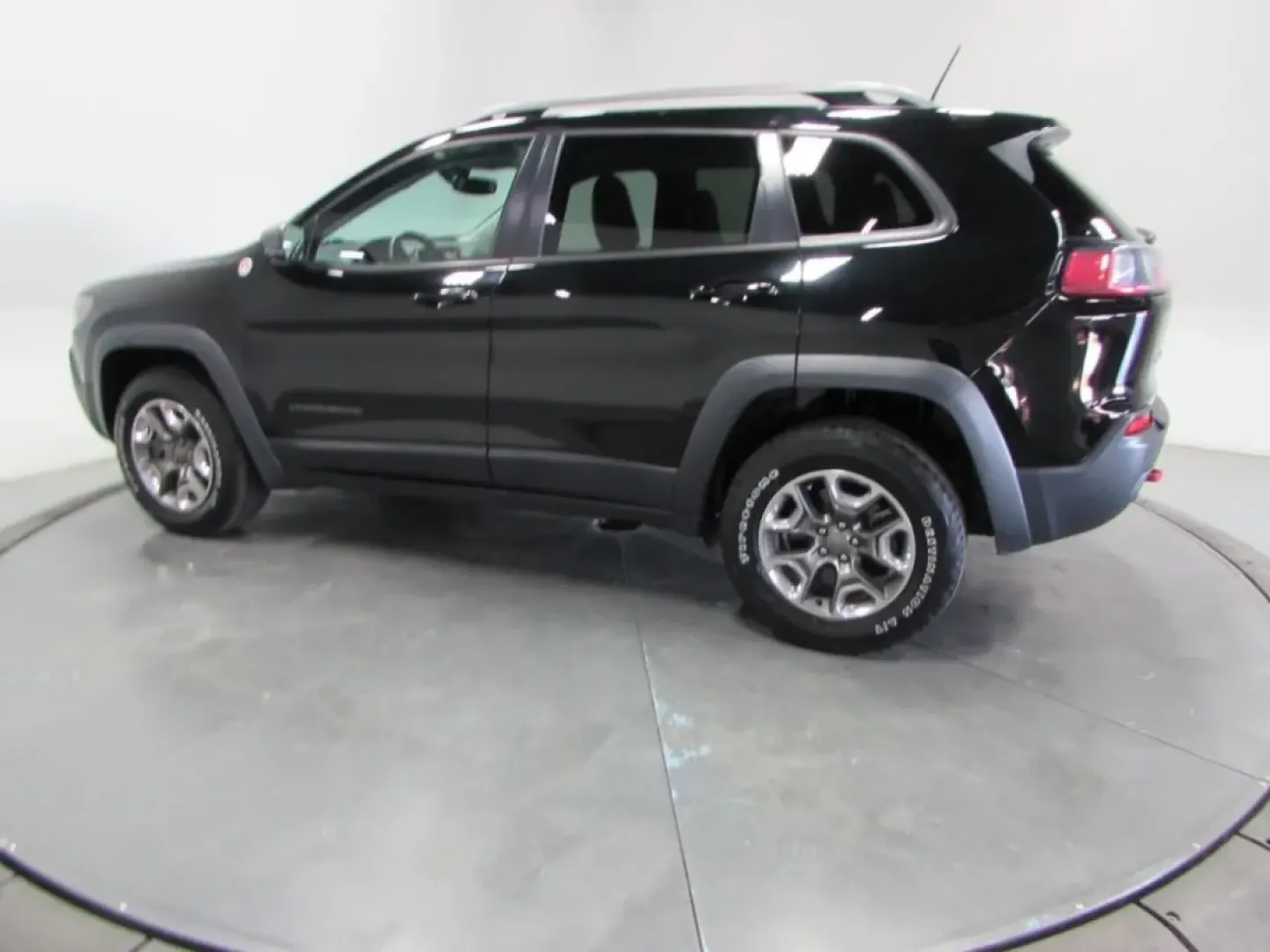 2019 /Black Leather Trimmed Jeep Cherokee 4WD Trailhawk (1C4PJMBX7KD) with an 3.2L V6 24V VVT engine, Automatic transmission, located at 12830 Highway 21, De Soto, MO, 63020, (636) 337-7777, 38.153099, -90.573624 - **Unleash Adventure with the 2019 Jeep Cherokee: Your Perfect Companion for Life's Journeys!**<br /> <br /> Are you ready to elevate your driving experience and embrace the great outdoors? Ideal for weekend adventures, daily commutes, and family outings, the 2019 Jeep Cherokee is the crossover that - Photo#4