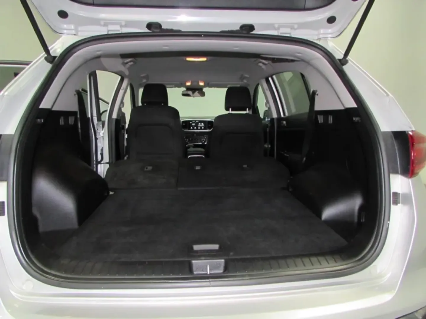 2022 /Black Kia Sportage LX (KNDPM3AC5N7) with an Other engine, Automatic transmission, located at 12830 Highway 21, De Soto, MO, 63020, (636) 337-7777, 38.153099, -90.573624 - Are you on the lookout for a capable and stylish crossover that can keep up with your busy lifestyle? Look no further than this 2022 Kia Sportage LX, now available at Pettus CDJR DeSoto in De Soto, MO. Whether you're navigating the daily commute or setting off on weekend adventures, this vehicle has - Photo#26