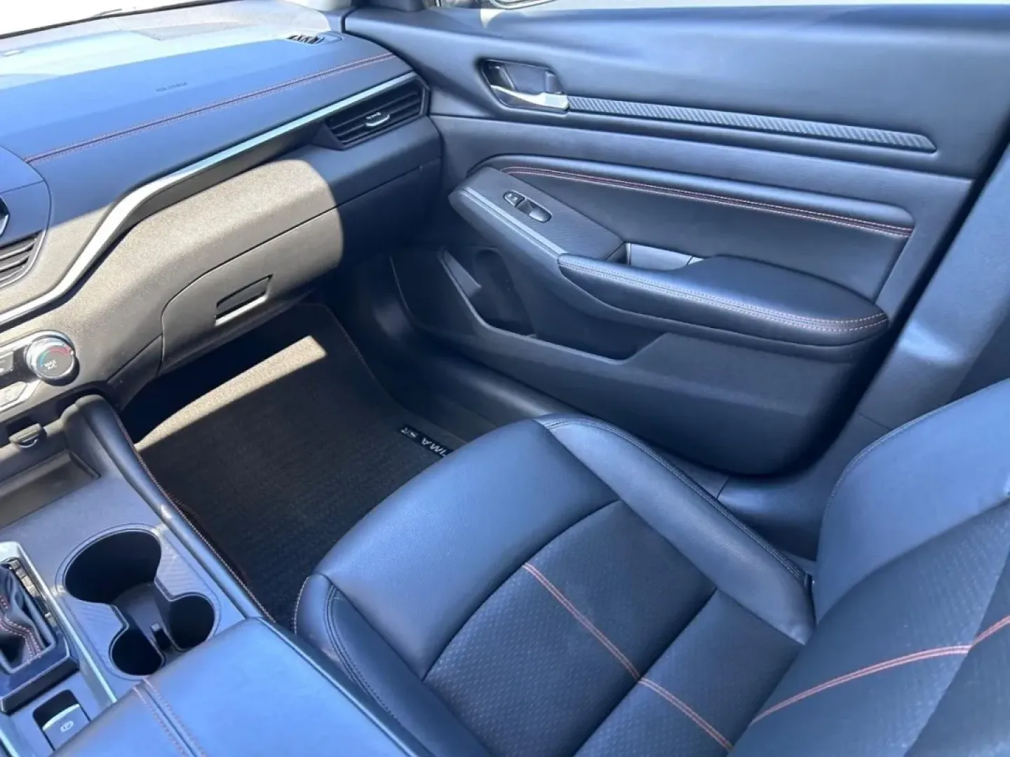 2022 /Sport Leather Trimmed Nissan Altima 2.5 SR (1N4BL4CW5NN) with an 2.5L DOHC 16-Valve 4-Cylinder engine, Automatic transmission, located at 970 Woodlawn Dr., Farmington, MO, 63640, (573) 431-7800, 37.825642, -90.468674 - If you're searching for a reliable and stylish sedan that fits seamlessly into your busy lifestyle, look no further than this 2022 Nissan Altima, available now at Pettus CDJR Farmington in Farmington, MO. This four-door beauty isn't just a car; it's a companion for your daily adventures, whether you - Photo#17