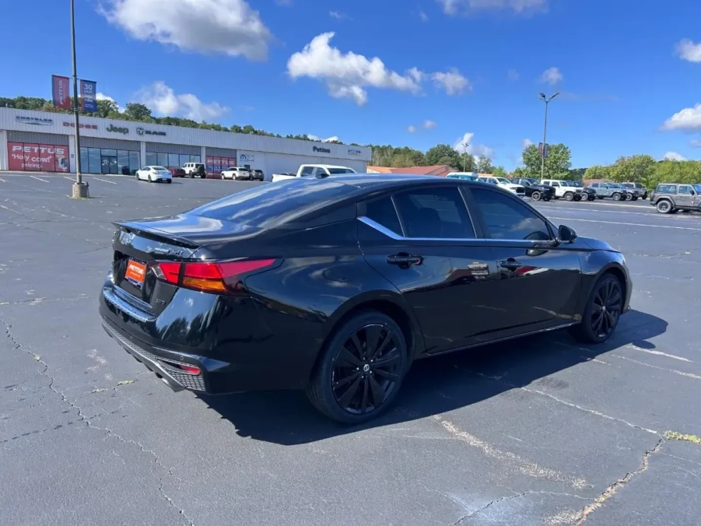 2022 /Sport Leather Trimmed Nissan Altima 2.5 SR (1N4BL4CW5NN) with an 2.5L DOHC 16-Valve 4-Cylinder engine, Automatic transmission, located at 970 Woodlawn Dr., Farmington, MO, 63640, (573) 431-7800, 37.825642, -90.468674 - If you're searching for a reliable and stylish sedan that fits seamlessly into your busy lifestyle, look no further than this 2022 Nissan Altima, available now at Pettus CDJR Farmington in Farmington, MO. This four-door beauty isn't just a car; it's a companion for your daily adventures, whether you - Photo#2
