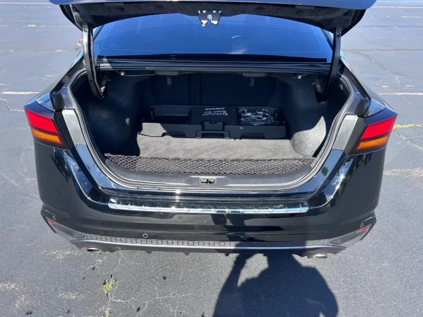2022 /Sport Leather Trimmed Nissan Altima 2.5 SR (1N4BL4CW5NN) with an 2.5L DOHC 16-Valve 4-Cylinder engine, Automatic transmission, located at 970 Woodlawn Dr., Farmington, MO, 63640, (573) 431-7800, 37.825642, -90.468674 - If you're searching for a reliable and stylish sedan that fits seamlessly into your busy lifestyle, look no further than this 2022 Nissan Altima, available now at Pettus CDJR Farmington in Farmington, MO. This four-door beauty isn't just a car; it's a companion for your daily adventures, whether you - Photo#4
