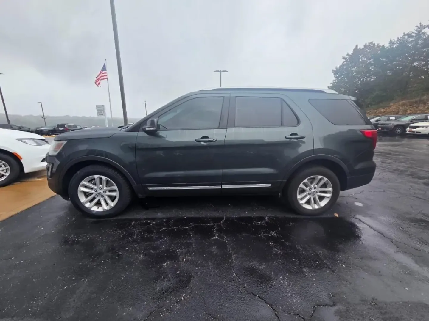 2016 /Black Ford Explorer XLT (1FM5K7DH3GG) with an Other engine, located at 12830 Highway 21, De Soto, MO, 63020, (636) 337-7777, 38.153099, -90.573624 - Are you ready to elevate your family adventures or weekend getaways? Look no further than this exceptional 2016 Ford Explorer XLT, available now at Pettus CDJR DeSoto. This spacious SUV is perfect for growing families, adventurers, and anyone who values comfort and versatility on the road. With ampl - Photo#2