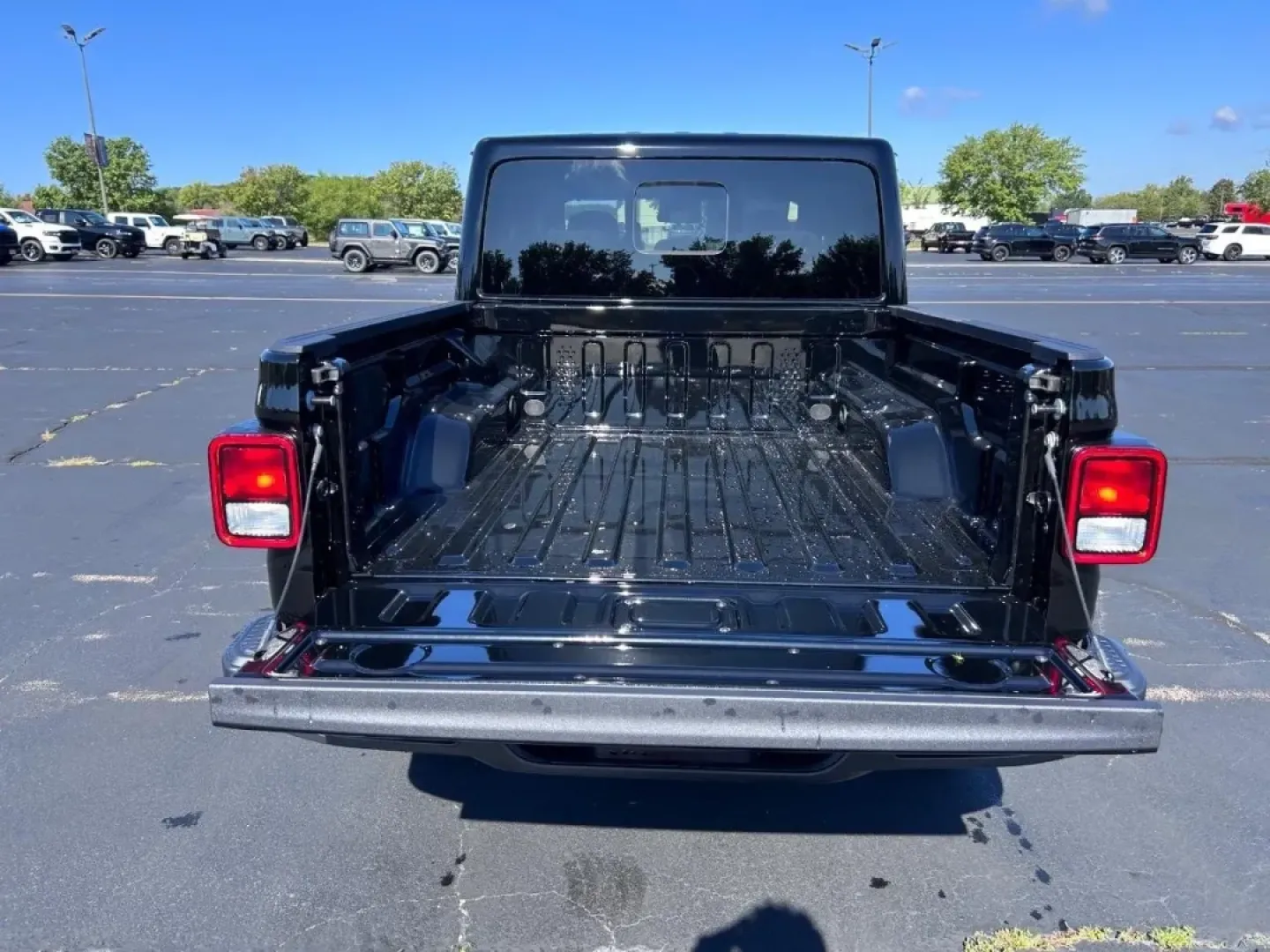 2025 /Black Cloth Jeep Gladiator Sport (1C6PJTAG5SL) with an 3.6L V6 24V VVT UPG I engine, Automatic transmission, located at 970 Woodlawn Dr., Farmington, MO, 63640, (573) 431-7800, 37.825642, -90.468674 - Are you ready for your next adventure? If you're seeking a vehicle that combines rugged capability with everyday practicality, look no further than the 2025 Jeep Gladiator available at Pettus CDJR Farmington. This exceptional truck is engineered to provide the ultimate driving experience, whether yo - Photo#4