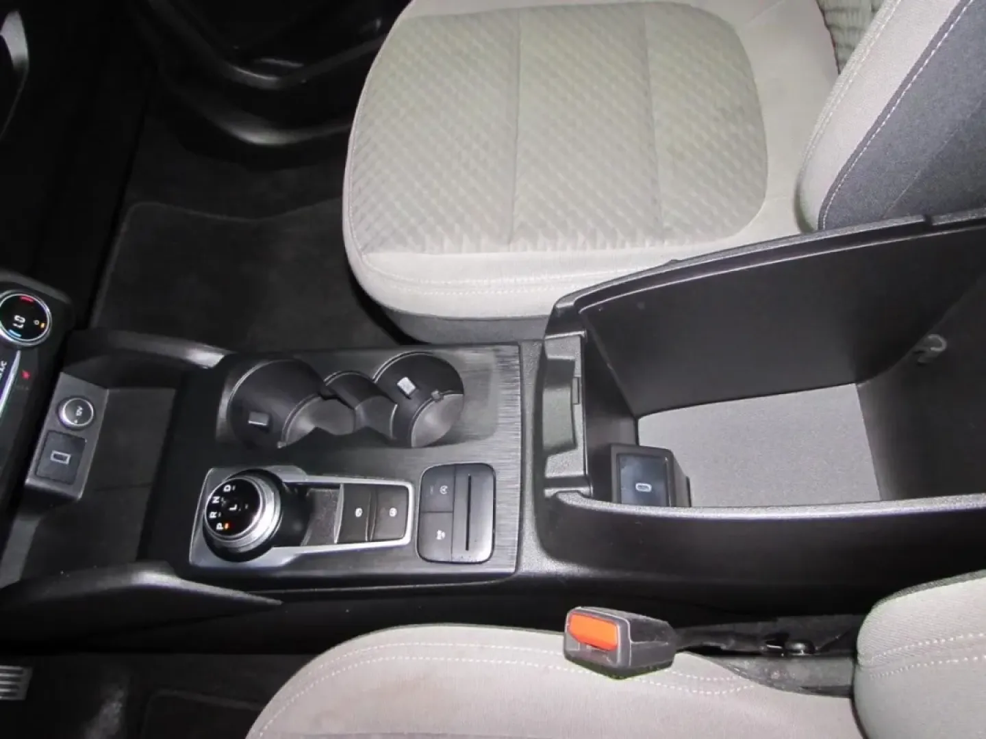 2020 /Dark Earth Gray Ford Escape SE (1FMCU0G67LU) with an Other engine, Automatic transmission, located at 12836 Highway 21, De Soto, MO, 63020, (636) 337-7777, 38.151867, -90.575615 - Are you ready to elevate your lifestyle with a vehicle that combines versatility, comfort, and efficiency? Look no further than this stunning 2020 Ford Escape SE, an ideal companion for growing families, outdoor enthusiasts, and daily commuters alike. Whether you're shuttling the kids to school, emb - Photo#24