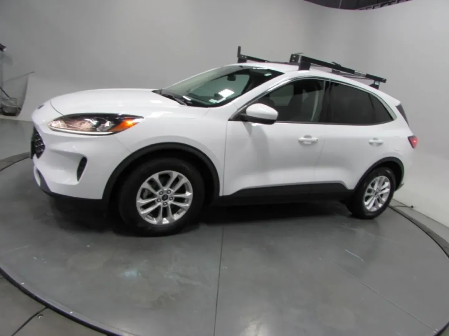 2020 /Dark Earth Gray Ford Escape SE (1FMCU0G67LU) with an Other engine, Automatic transmission, located at 12836 Highway 21, De Soto, MO, 63020, (636) 337-7777, 38.151867, -90.575615 - Are you ready to elevate your lifestyle with a vehicle that combines versatility, comfort, and efficiency? Look no further than this stunning 2020 Ford Escape SE, an ideal companion for growing families, outdoor enthusiasts, and daily commuters alike. Whether you're shuttling the kids to school, emb - Photo#4