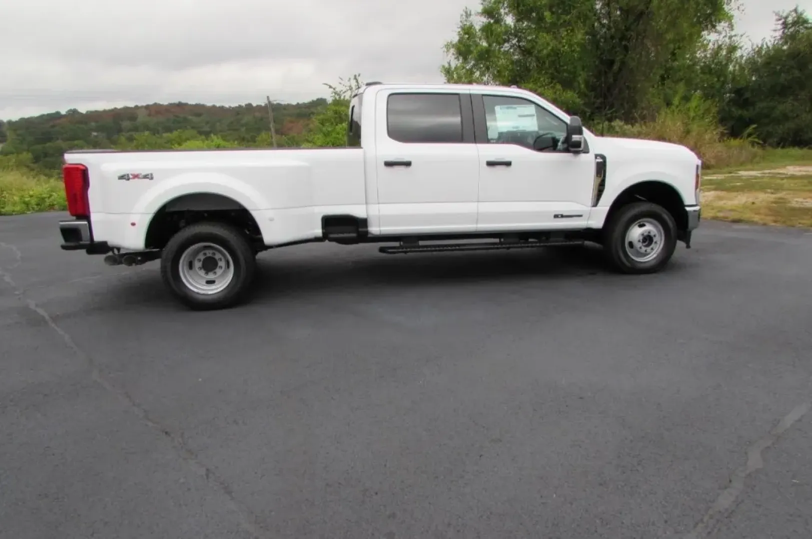 2026 /Medium Dark Slate Ford F-350SD XL DRW (1FT8W3DT9TE) with an 6.7L engine, located at 12836 Highway 21, De Soto, MO, 63020, (636) 337-7777, 38.151867, -90.575615 - Are you ready to elevate your adventures on and off the road? The 2026 Ford Super Duty F-350 DRW is the perfect truck for those who crave power, reliability, and versatility. Whether you're hauling heavy loads for work, tackling tough terrains, or embarking on weekend getaways with the family, this - Photo#9