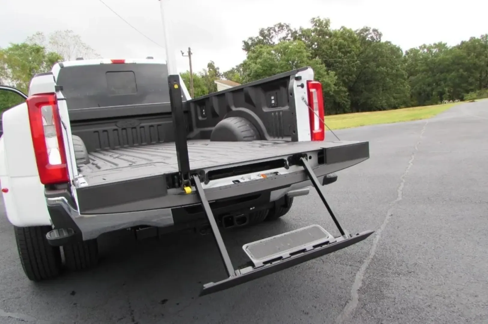 2026 /Medium Dark Slate Ford F-350SD XL DRW (1FT8W3DT9TE) with an 6.7L engine, located at 12836 Highway 21, De Soto, MO, 63020, (636) 337-7777, 38.151867, -90.575615 - Are you ready to elevate your adventures on and off the road? The 2026 Ford Super Duty F-350 DRW is the perfect truck for those who crave power, reliability, and versatility. Whether you're hauling heavy loads for work, tackling tough terrains, or embarking on weekend getaways with the family, this - Photo#15
