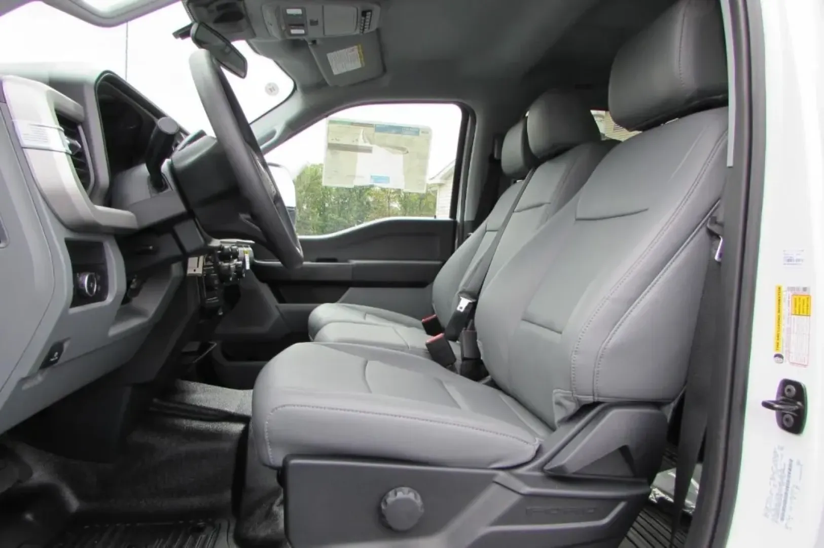 2026 /Medium Dark Slate Ford F-350SD XL DRW (1FT8W3DT9TE) with an 6.7L engine, located at 12836 Highway 21, De Soto, MO, 63020, (636) 337-7777, 38.151867, -90.575615 - Are you ready to elevate your adventures on and off the road? The 2026 Ford Super Duty F-350 DRW is the perfect truck for those who crave power, reliability, and versatility. Whether you're hauling heavy loads for work, tackling tough terrains, or embarking on weekend getaways with the family, this - Photo#18