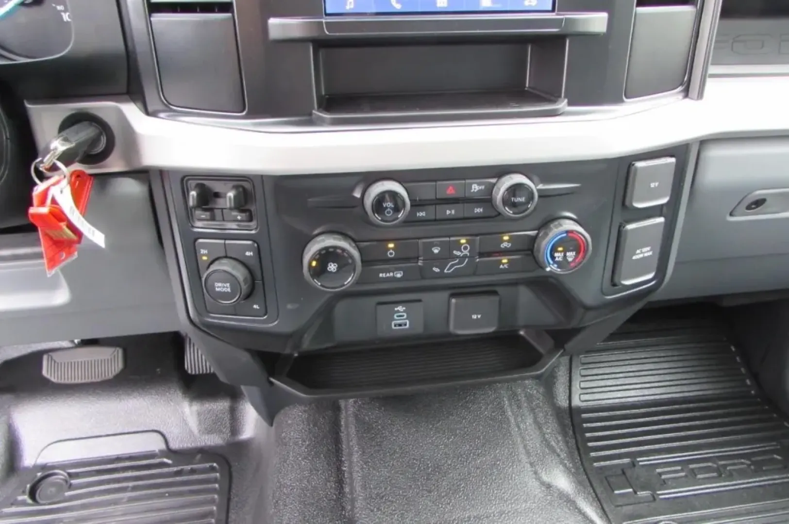 2026 /Medium Dark Slate Ford F-350SD XL DRW (1FT8W3DT9TE) with an 6.7L engine, located at 12836 Highway 21, De Soto, MO, 63020, (636) 337-7777, 38.151867, -90.575615 - Are you ready to elevate your adventures on and off the road? The 2026 Ford Super Duty F-350 DRW is the perfect truck for those who crave power, reliability, and versatility. Whether you're hauling heavy loads for work, tackling tough terrains, or embarking on weekend getaways with the family, this - Photo#27