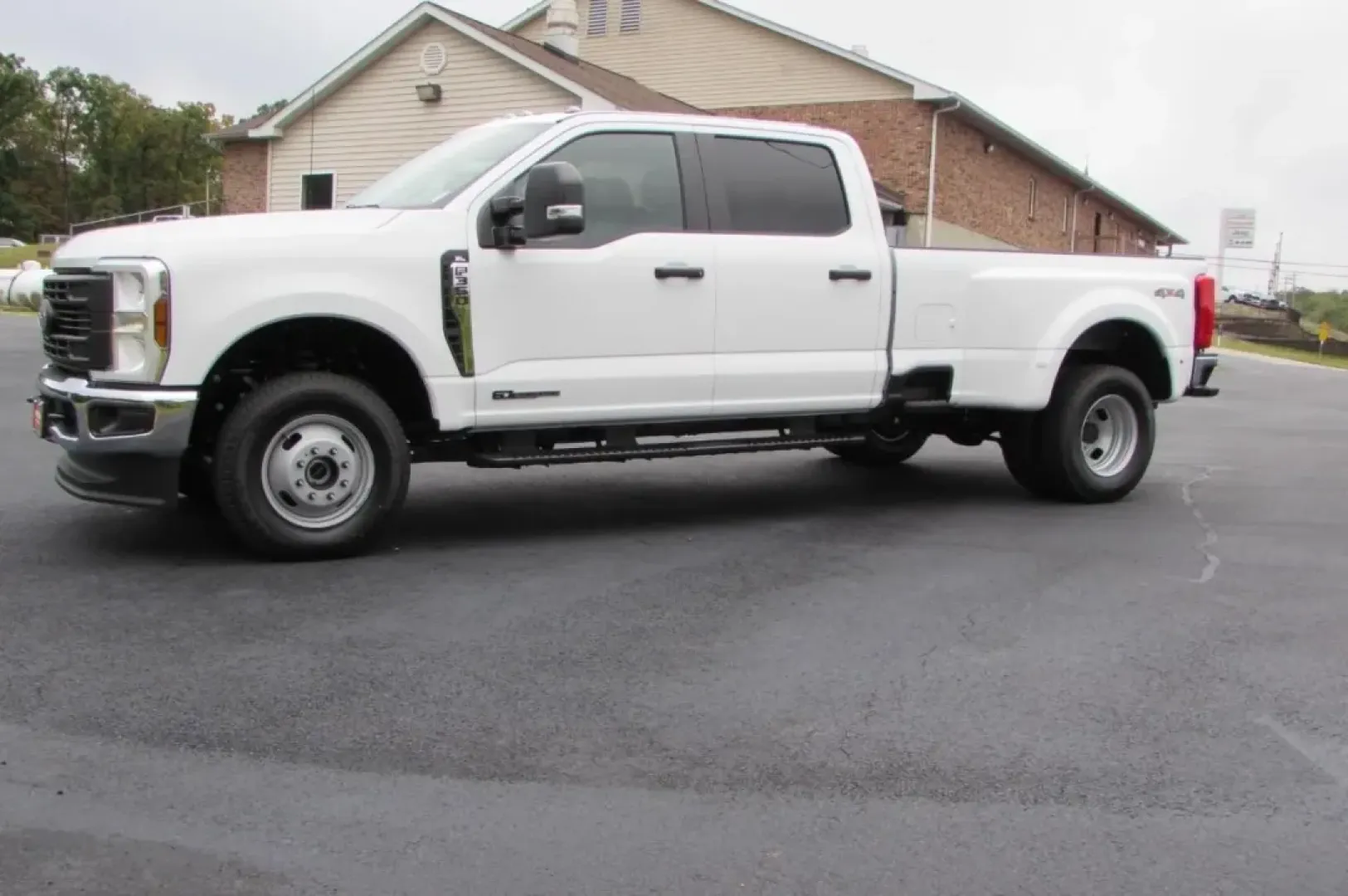2026 /Medium Dark Slate Ford F-350SD XL DRW (1FT8W3DT9TE) with an 6.7L engine, located at 12836 Highway 21, De Soto, MO, 63020, (636) 337-7777, 38.151867, -90.575615 - Are you ready to elevate your adventures on and off the road? The 2026 Ford Super Duty F-350 DRW is the perfect truck for those who crave power, reliability, and versatility. Whether you're hauling heavy loads for work, tackling tough terrains, or embarking on weekend getaways with the family, this - Photo#32