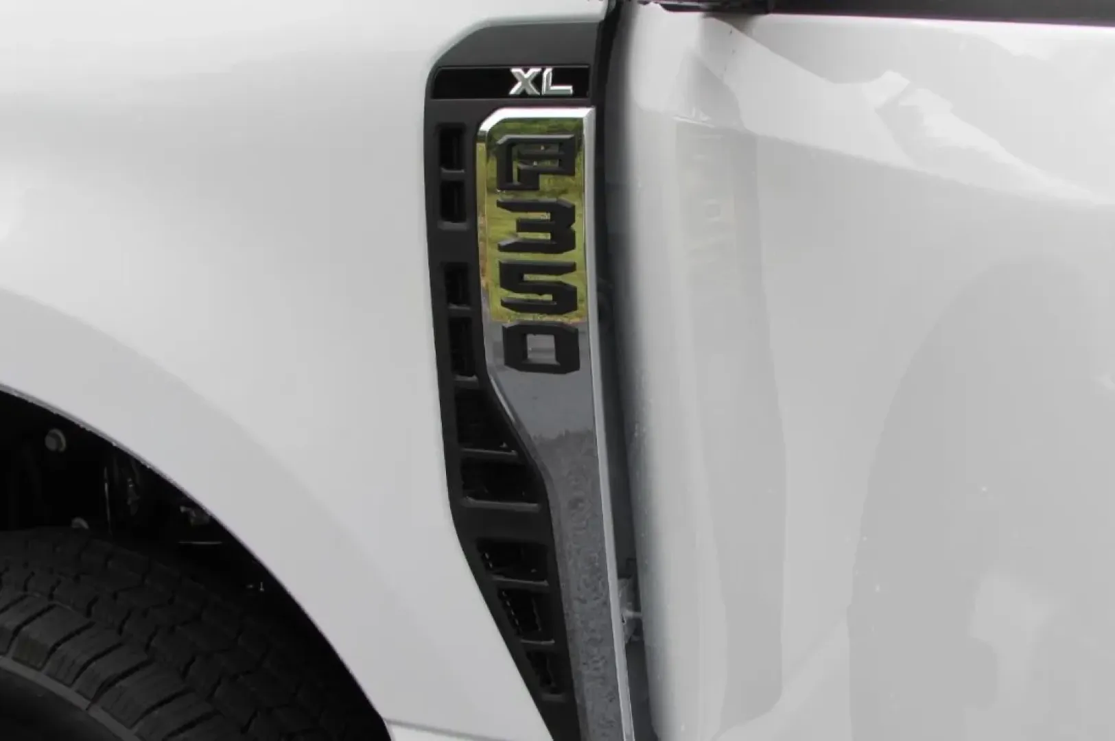 2026 /Medium Dark Slate Ford F-350SD XL DRW (1FT8W3DT9TE) with an 6.7L engine, located at 12836 Highway 21, De Soto, MO, 63020, (636) 337-7777, 38.151867, -90.575615 - Are you ready to elevate your adventures on and off the road? The 2026 Ford Super Duty F-350 DRW is the perfect truck for those who crave power, reliability, and versatility. Whether you're hauling heavy loads for work, tackling tough terrains, or embarking on weekend getaways with the family, this - Photo#34
