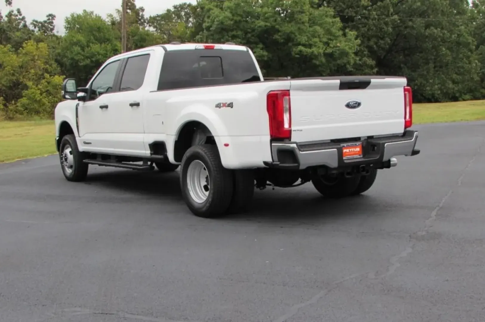 2026 /Medium Dark Slate Ford F-350SD XL DRW (1FT8W3DT9TE) with an 6.7L engine, located at 12836 Highway 21, De Soto, MO, 63020, (636) 337-7777, 38.151867, -90.575615 - Are you ready to elevate your adventures on and off the road? The 2026 Ford Super Duty F-350 DRW is the perfect truck for those who crave power, reliability, and versatility. Whether you're hauling heavy loads for work, tackling tough terrains, or embarking on weekend getaways with the family, this - Photo#6