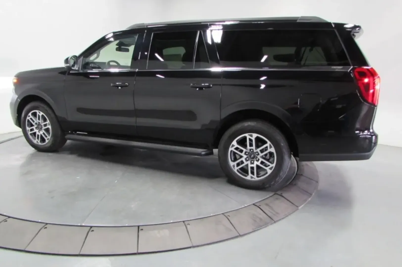2025 Ford Expedition Max (1FMJK1J84SE) with an 3.5L EcoBoost V6 engine, Automatic transmission, located at 12836 Highway 21, De Soto, MO, 63020, (636) 337-7777, 38.151867, -90.575615 - **Adventure Awaits: Discover the 2025 Ford Expedition Max at Pettus Ford De Soto!**<br /> <br /> If you're seeking the perfect vehicle for family road trips, weekend getaways, or navigating your daily commute with style and comfort, look no further than the 2025 Ford Expedition Max. This spacious an - Photo#4
