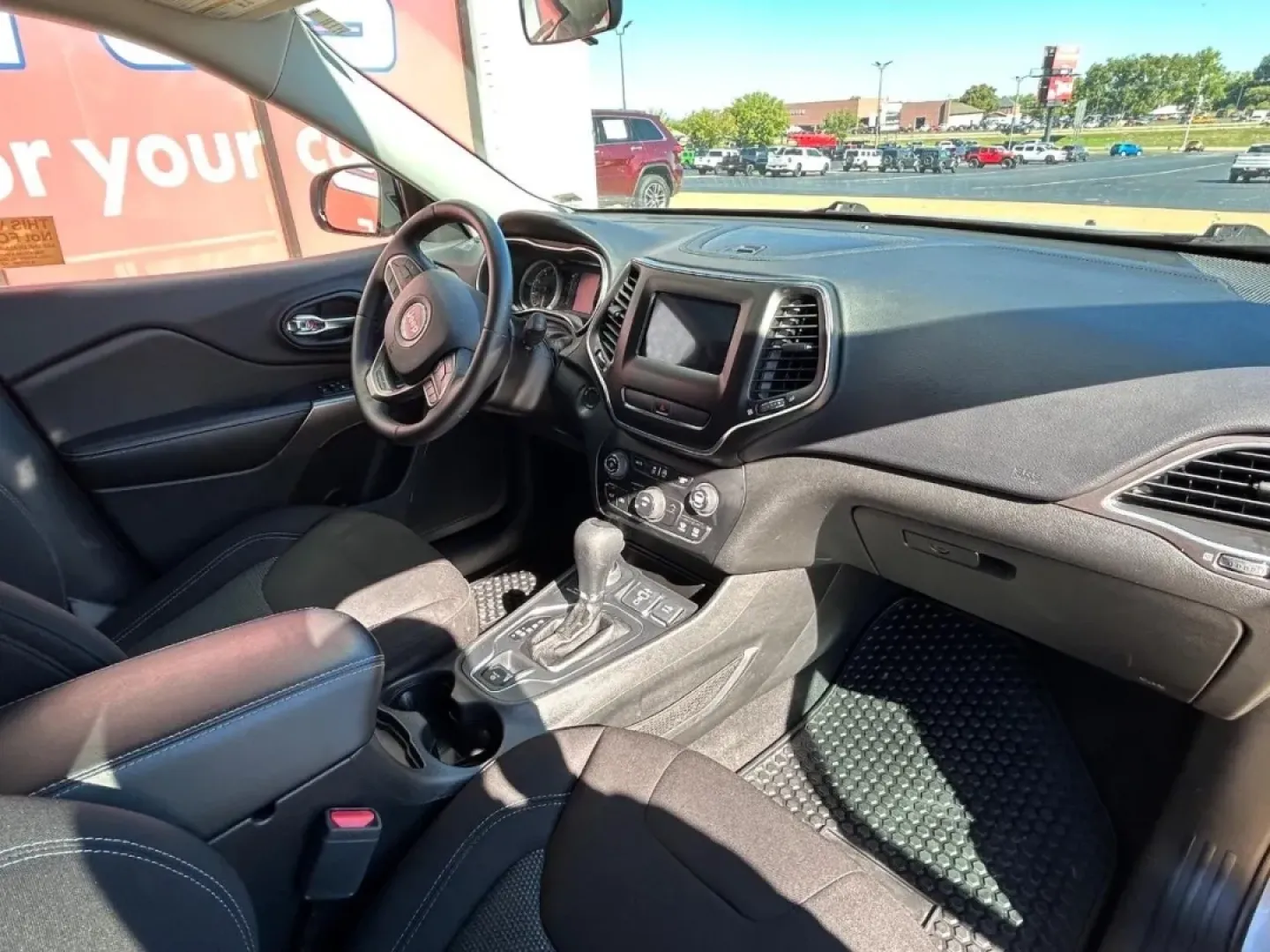 2019 /Black Cloth Jeep Cherokee Latitude (1C4PJMCB8KD) with an 2.4L I4 Zero Evap M-Air engine, Automatic transmission, located at 970 Woodlawn Dr., Farmington, MO, 63640, (573) 431-7800, 37.825642, -90.468674 - **Explore Adventure with the 2019 Jeep Cherokee 4WD Latitude at Pettus CDJR Farmington**<br /> <br /> Are you ready for your next adventure? Whether you're heading off for a weekend getaway or navigating the daily commute, the 2019 Jeep Cherokee 4WD Latitude is the perfect companion for your excitin - Photo#8