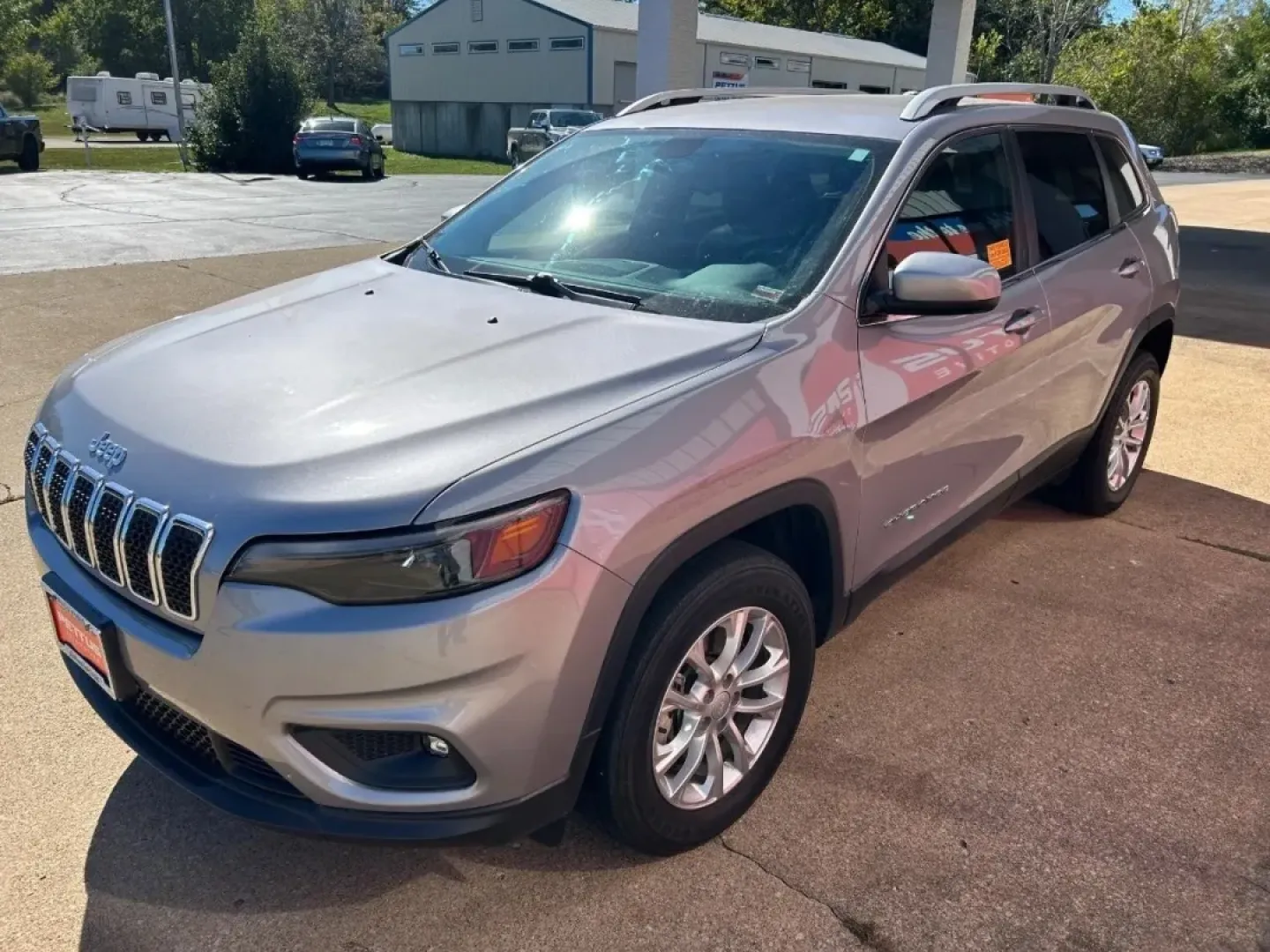 2019 /Black Cloth Jeep Cherokee Latitude (1C4PJMCB8KD) with an 2.4L I4 Zero Evap M-Air engine, Automatic transmission, located at 970 Woodlawn Dr., Farmington, MO, 63640, (573) 431-7800, 37.825642, -90.468674 - **Explore Adventure with the 2019 Jeep Cherokee 4WD Latitude at Pettus CDJR Farmington**<br /> <br /> Are you ready for your next adventure? Whether you're heading off for a weekend getaway or navigating the daily commute, the 2019 Jeep Cherokee 4WD Latitude is the perfect companion for your excitin - Photo#2