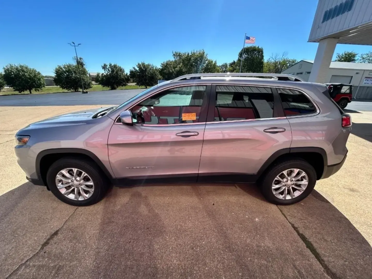 2019 /Black Cloth Jeep Cherokee Latitude (1C4PJMCB8KD) with an 2.4L I4 Zero Evap M-Air engine, Automatic transmission, located at 970 Woodlawn Dr., Farmington, MO, 63640, (573) 431-7800, 37.825642, -90.468674 - **Explore Adventure with the 2019 Jeep Cherokee 4WD Latitude at Pettus CDJR Farmington**<br /> <br /> Are you ready for your next adventure? Whether you're heading off for a weekend getaway or navigating the daily commute, the 2019 Jeep Cherokee 4WD Latitude is the perfect companion for your excitin - Photo#3