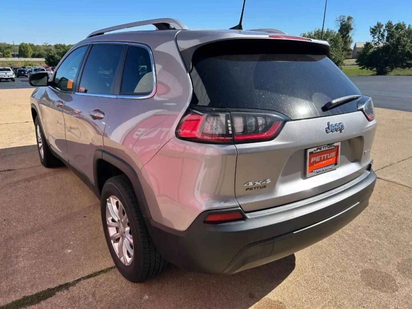 2019 /Black Cloth Jeep Cherokee Latitude (1C4PJMCB8KD) with an 2.4L I4 Zero Evap M-Air engine, Automatic transmission, located at 970 Woodlawn Dr., Farmington, MO, 63640, (573) 431-7800, 37.825642, -90.468674 - **Explore Adventure with the 2019 Jeep Cherokee 4WD Latitude at Pettus CDJR Farmington**<br /> <br /> Are you ready for your next adventure? Whether you're heading off for a weekend getaway or navigating the daily commute, the 2019 Jeep Cherokee 4WD Latitude is the perfect companion for your excitin - Photo#4