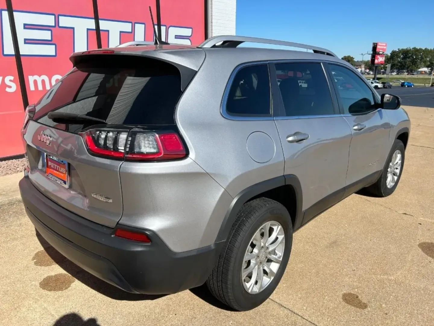 2019 /Black Cloth Jeep Cherokee Latitude (1C4PJMCB8KD) with an 2.4L I4 Zero Evap M-Air engine, Automatic transmission, located at 970 Woodlawn Dr., Farmington, MO, 63640, (573) 431-7800, 37.825642, -90.468674 - **Explore Adventure with the 2019 Jeep Cherokee 4WD Latitude at Pettus CDJR Farmington**<br /> <br /> Are you ready for your next adventure? Whether you're heading off for a weekend getaway or navigating the daily commute, the 2019 Jeep Cherokee 4WD Latitude is the perfect companion for your excitin - Photo#6