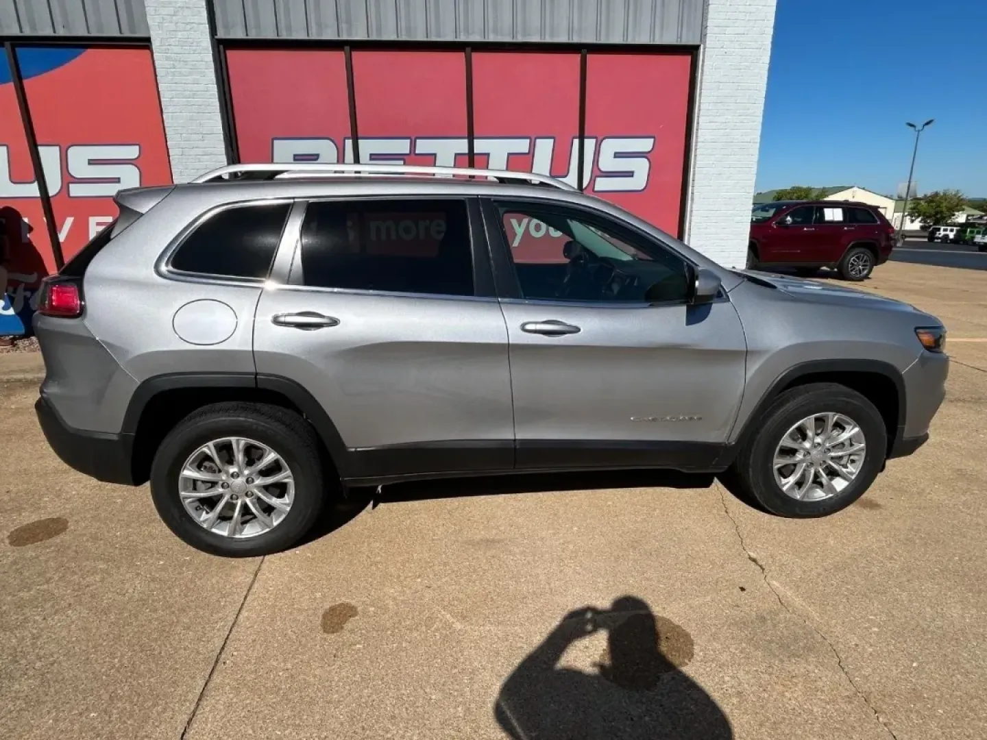 2019 /Black Cloth Jeep Cherokee Latitude (1C4PJMCB8KD) with an 2.4L I4 Zero Evap M-Air engine, Automatic transmission, located at 970 Woodlawn Dr., Farmington, MO, 63640, (573) 431-7800, 37.825642, -90.468674 - **Explore Adventure with the 2019 Jeep Cherokee 4WD Latitude at Pettus CDJR Farmington**<br /> <br /> Are you ready for your next adventure? Whether you're heading off for a weekend getaway or navigating the daily commute, the 2019 Jeep Cherokee 4WD Latitude is the perfect companion for your excitin - Photo#7