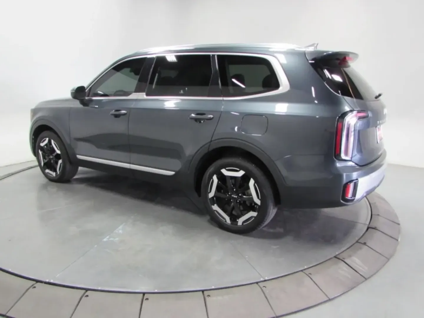 2023 /Gray Kia Telluride EX (5XYP34GC6PG) with an Other engine, Automatic transmission, located at 12836 Highway 21, De Soto, MO, 63020, (636) 337-7777, 38.151867, -90.575615 - **Experience the Perfect Blend of Family Comfort and Adventure with the 2023 Kia Telluride EX!**<br /> <br /> Are you searching for a vehicle that seamlessly combines family-friendly features with the thrill of weekend adventures? Look no further! The 2023 Kia Telluride EX is designed for those who - Photo#4