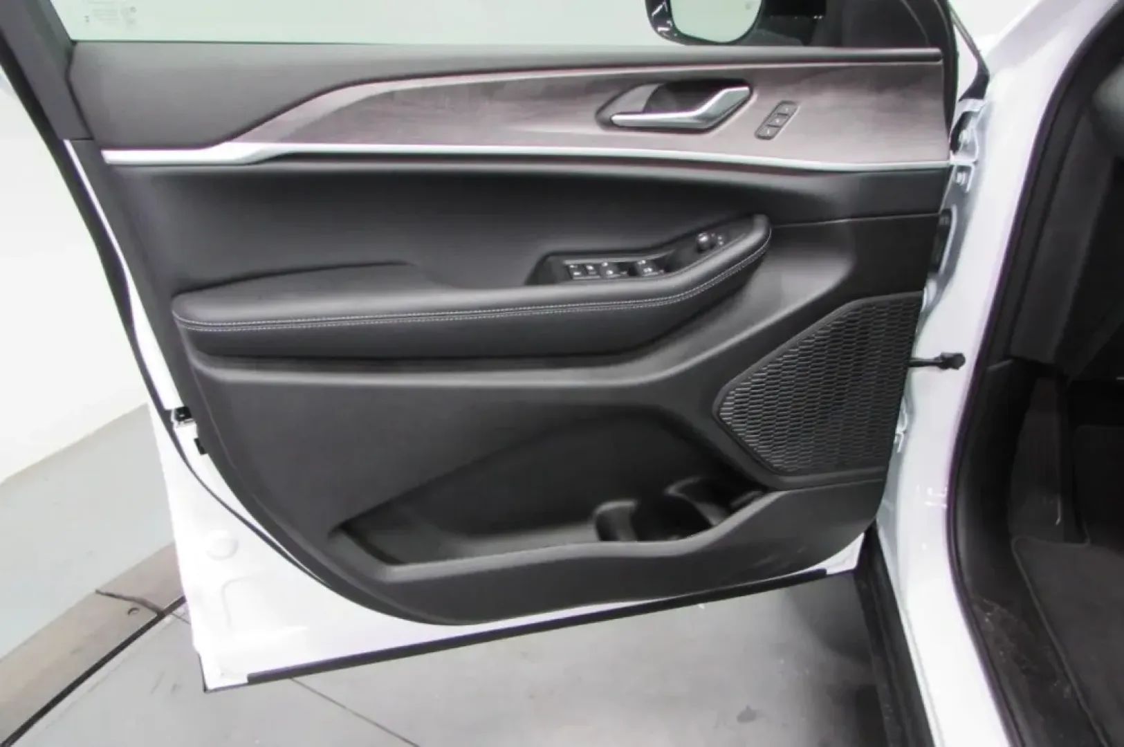 2025 /Global Black Jeep Grand Cherokee Limited (1C4RJHBG6SC) with an Other engine, located at 12830 Highway 21, De Soto, MO, 63020, (636) 337-7777, 38.153099, -90.573624 - **Discover the Freedom of Adventure with the 2025 Jeep Grand Cherokee at Pettus CDJR DeSoto!**<br /> <br /> Are you ready to elevate your lifestyle with a vehicle that's designed for both everyday practicality and weekend escapades? The 2025 Jeep Grand Cherokee Limited is your perfect companion for - Photo#11