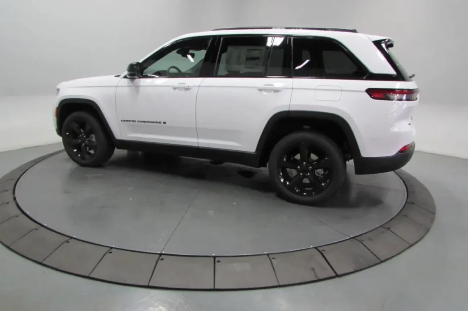 2025 /Global Black Jeep Grand Cherokee Limited (1C4RJHBG6SC) with an Other engine, located at 12830 Highway 21, De Soto, MO, 63020, (636) 337-7777, 38.153099, -90.573624 - **Discover the Freedom of Adventure with the 2025 Jeep Grand Cherokee at Pettus CDJR DeSoto!**<br /> <br /> Are you ready to elevate your lifestyle with a vehicle that's designed for both everyday practicality and weekend escapades? The 2025 Jeep Grand Cherokee Limited is your perfect companion for - Photo#4