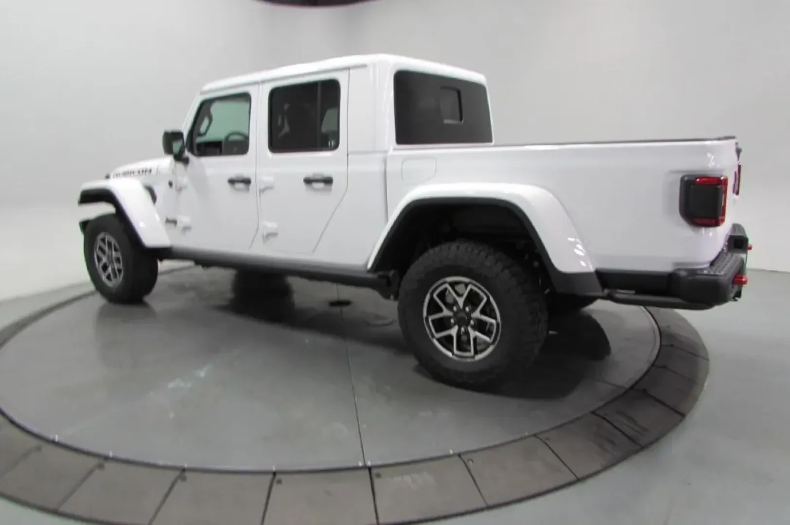 2025 /Black Jeep Gladiator Rubicon (1C6RJTBG1SL) with an Other engine, Automatic transmission, located at 12830 Highway 21, De Soto, MO, 63020, (636) 337-7777, 38.153099, -90.573624 - **Adventure Awaits with the 2025 Jeep Gladiator at Pettus CDJR DeSoto!**<br /> <br /> Are you ready to embrace the great outdoors? The 2025 Jeep Gladiator is your perfect companion for weekend adventures, family outings, and everything in between. With its rugged design and exceptional capabilities, - Photo#4