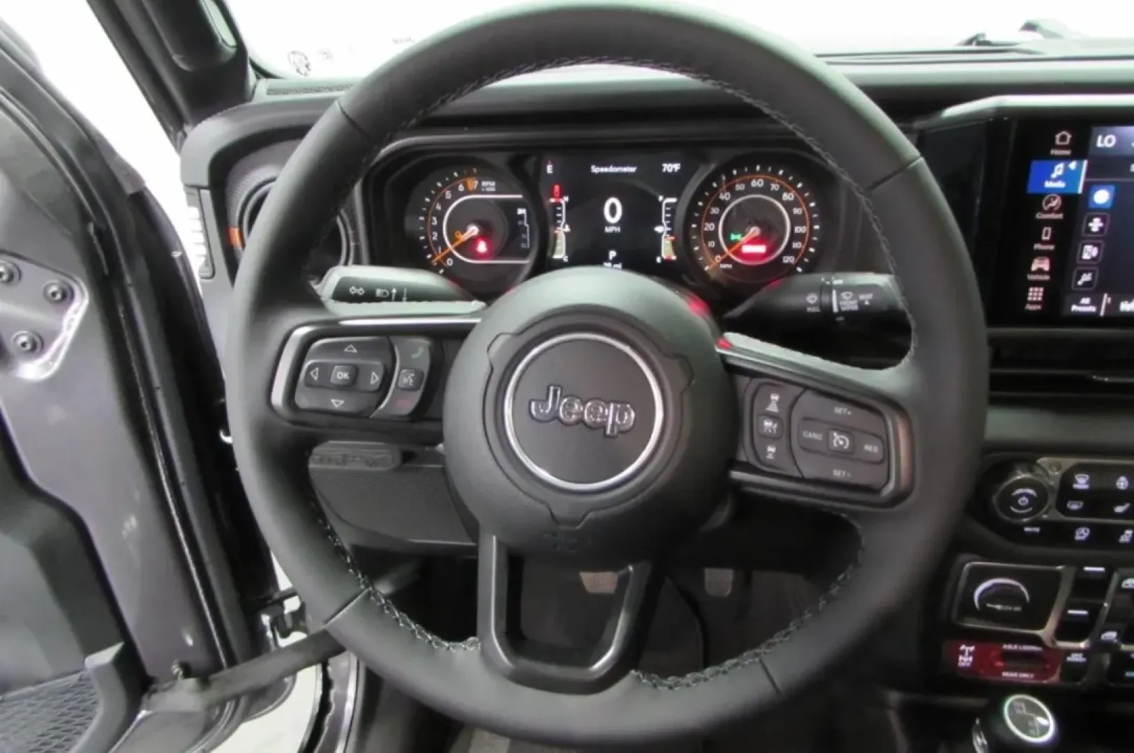 2025 /Black Jeep Gladiator Mojave (1C6RJTEG7SL) with an Other engine, Automatic transmission, located at 12830 Highway 21, De Soto, MO, 63020, (636) 337-7777, 38.153099, -90.573624 - **Unleash Your Adventurous Spirit with the 2025 Jeep Gladiator at Pettus CDJR DeSoto!**<br /> <br /> Are you ready to take on the open road, embark on thrilling weekend adventures, or tackle your daily commute with style and confidence? Look no further! The 2025 Jeep Gladiator, now available at Pett - Photo#15