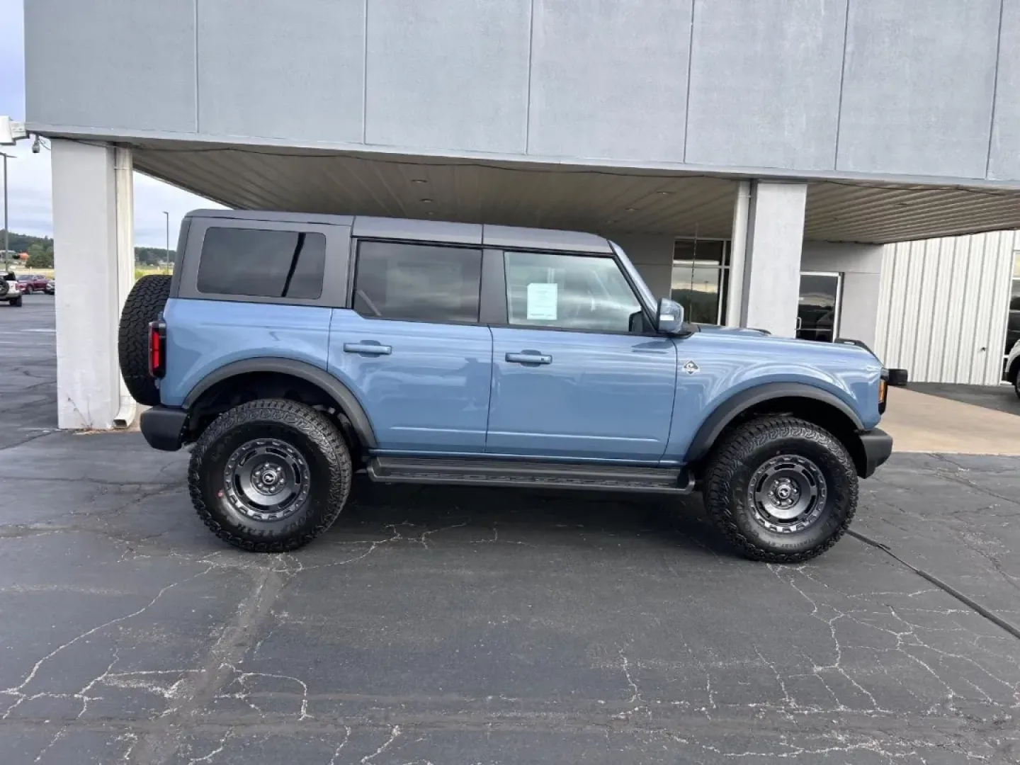 2025 /Black Onyx Leather Ford Bronco Outer Banks (1FMEE8BP4SL) with an 2.7L V6 engine, Automatic transmission, located at 141 Commercial Dr, Fredericktown, MO, 63645, (573) 783-6432, 37.570087, -90.320648 - **Adventure Awaits with the 2025 Ford Bronco Outer Banks Your Perfect Companion for Weekend Getaways!**<br /> <br /> Are you ready to elevate your lifestyle with a ride that embodies freedom, adventure, and style? Look no further than the 2025 Ford Bronco Outer Banks, available now at Pettus Ford F - Photo#1