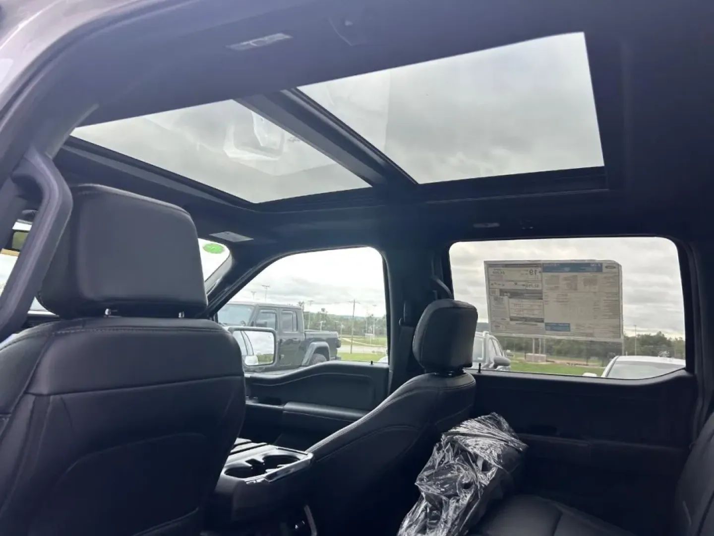 2025 /Black/Medium Dark Slate Leather Ford F-150 LARIAT (1FTFW5L85SF) with an 3.5L V6 engine, located at 141 Commercial Dr, Fredericktown, MO, 63645, (573) 783-6432, 37.570087, -90.320648 - **Experience the Perfect Blend of Power and Comfort with the 2025 Ford F-150 LARIAT at Pettus Ford Fredericktown!**<br /> <br /> Are you ready to elevate your lifestyle with a truck that effortlessly combines performance, comfort, and style? The 2025 Ford F-150 LARIAT, available at Pettus Ford Frede - Photo#9