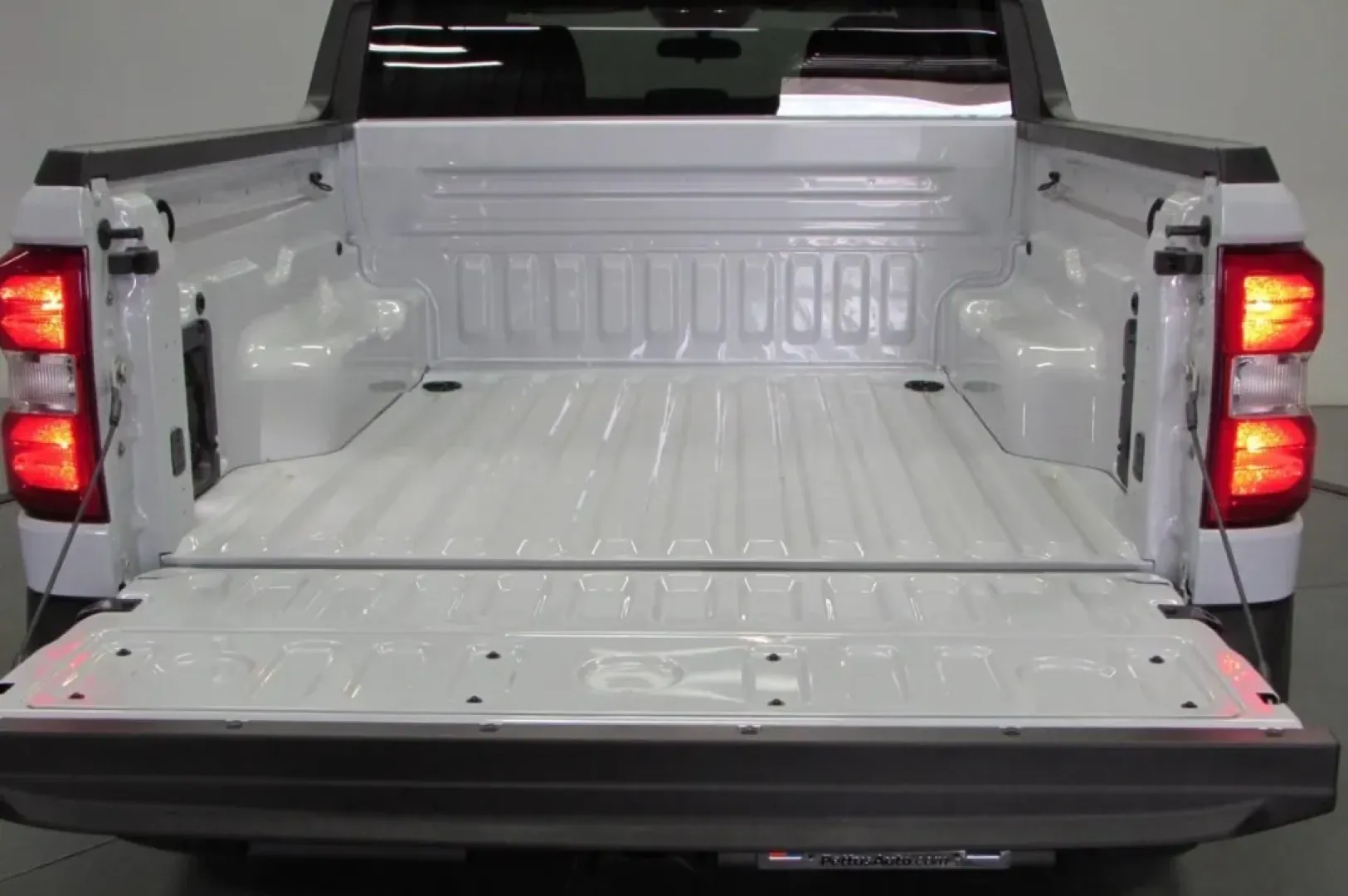 2025 /Navy Pier/Aspen Gray Ford Maverick XLT (3FTTW8H35SR) with an 2.5L Hybrid engine, Automatic transmission, located at 12836 Highway 21, De Soto, MO, 63020, (636) 337-7777, 38.151867, -90.575615 - **Unleash the Adventure: Explore the 2025 Ford Maverick XLT at Pettus Ford De Soto!**<br /> <br /> Are you ready to elevate your daily commute or embark on thrilling weekend adventures? Look no further than the stunning 2025 Ford Maverick XLT, now available at Pettus Ford De Soto! This compact truck - Photo#12