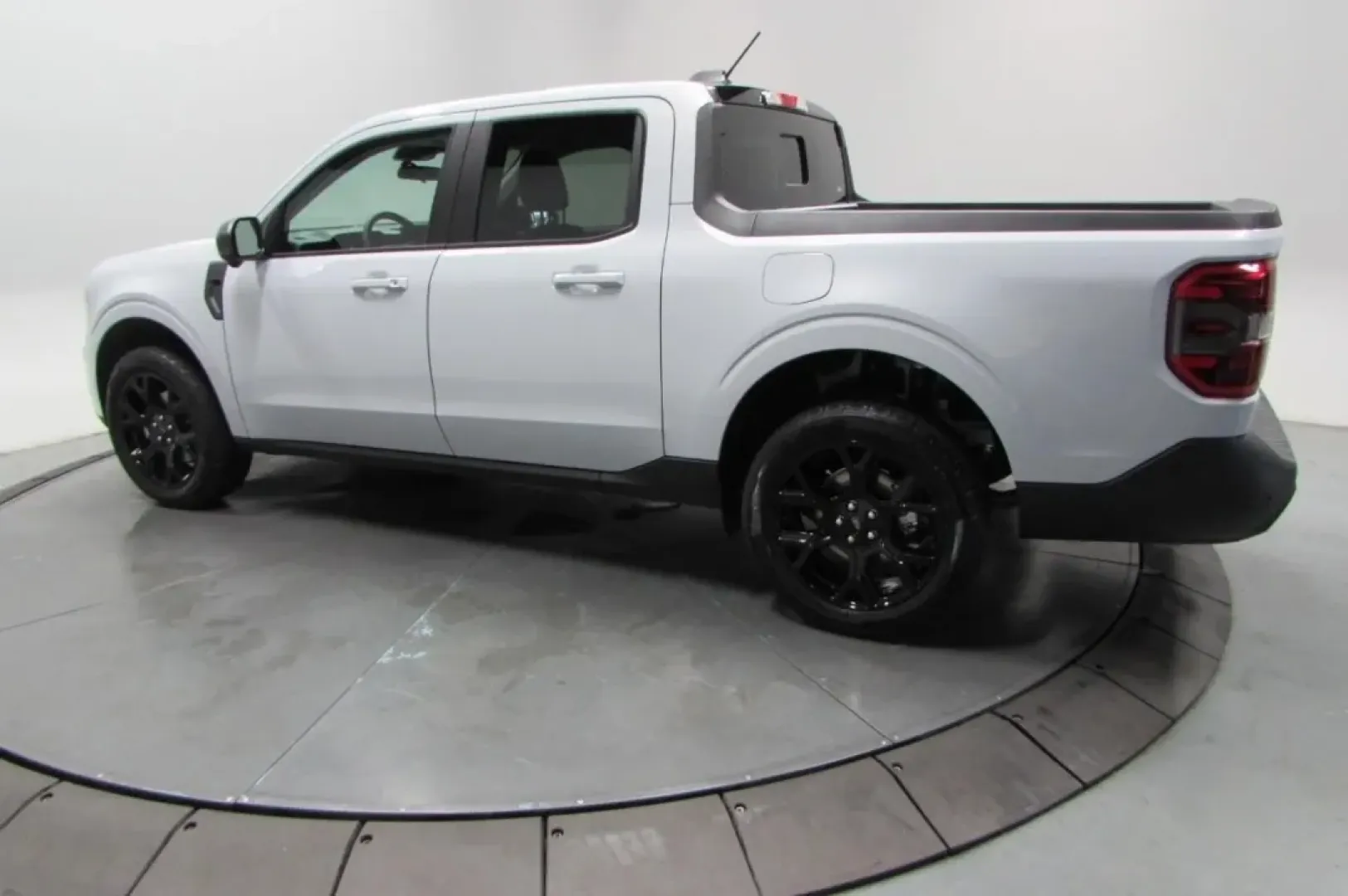 2025 /Black Onyx Ford Maverick LARIAT (3FTTW8S3XSR) with an 2.5L Hybrid engine, located at 12836 Highway 21, De Soto, MO, 63020, (636) 337-7777, 38.151867, -90.575615 - **Discover Your Adventure with the 2025 Ford Maverick LARIAT Perfect for Weekend Getaways!**<br /> <br /> Are you ready to elevate your weekend adventures or tackle daily commutes with style and efficiency? Look no further! The 2025 Ford Maverick LARIAT is the perfect blend of rugged capability and - Photo#4