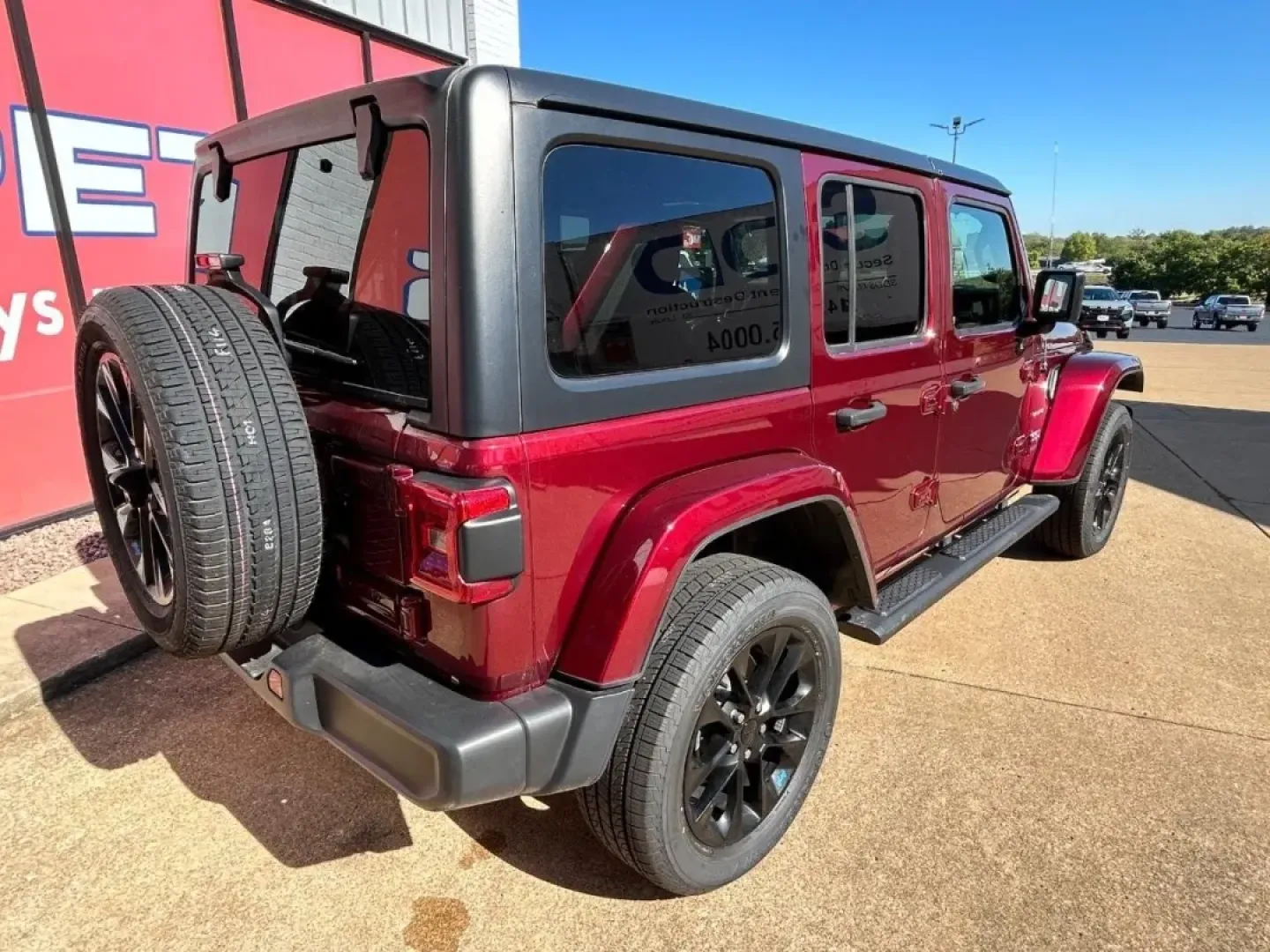 2022 /Black Leather Jeep Wrangler Unlimited Sahara 4xe (1C4JJXP69NW) with an 2.0L I4 DOHC DI Turbo PHEV engine, Automatic transmission, located at 970 Woodlawn Dr., Farmington, MO, 63640, (573) 431-7800, 37.825642, -90.468674 - **Elevate Your Adventures with the 2022 Jeep Wrangler Unlimited Sahara 4xe!**<br /> <br /> Are you ready to embrace the great outdoors while enjoying the comfort and technology of a modern SUV? Look no further than this stunning **2022 Jeep Wrangler Unlimited Sahara 4xe**, now available at **Pettus - Photo#5