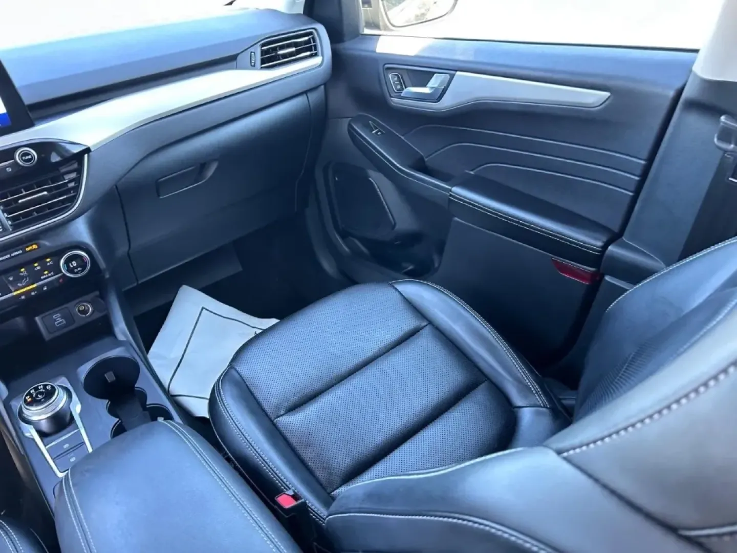 2021 /Ebony Leather Ford Escape SEL (1FMCU0CZ2MU) with an 2.5L iVCT Atkinson Cycle I-4 Hybrid engine, Automatic transmission, located at 970 Woodlawn Dr., Farmington, MO, 63640, (573) 431-7800, 37.825642, -90.468674 - **Discover Your Next Adventure with the 2021 Ford Escape SEL at Pettus CDJR Farmington!**<br /> <br /> Are you ready to elevate your driving experience? Whether you're navigating the hustle and bustle of daily commutes, planning weekend getaways, or carting the family around town, the 2021 Ford Esca - Photo#17