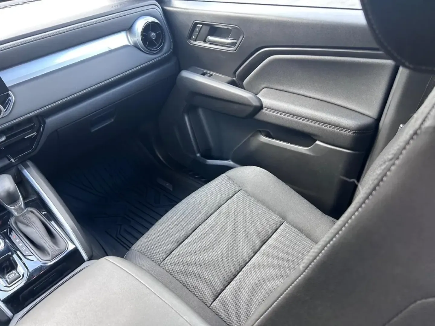 2024 /Jet Black Cloth Chevrolet Colorado LT (1GCPTCEK8R1) with an 2.7L engine, located at 970 Woodlawn Dr., Farmington, MO, 63640, (573) 431-7800, 37.825642, -90.468674 - ### Discover Your New Adventure-Ready Truck: 2024 Chevrolet Colorado LT at Pettus CDJR Farmington<br /> <br /> Are you ready to elevate your outdoor adventures or tackle daily commutes with ease? Look no further than the stunning 2024 Chevrolet Colorado LT, available now at Pettus CDJR Farmington! T - Photo#16