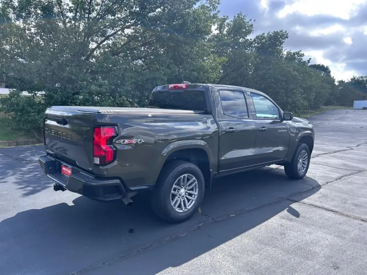 2024 /Jet Black Cloth Chevrolet Colorado LT (1GCPTCEK8R1) with an 2.7L engine, located at 970 Woodlawn Dr., Farmington, MO, 63640, (573) 431-7800, 37.825642, -90.468674 - ### Discover Your New Adventure-Ready Truck: 2024 Chevrolet Colorado LT at Pettus CDJR Farmington<br /> <br /> Are you ready to elevate your outdoor adventures or tackle daily commutes with ease? Look no further than the stunning 2024 Chevrolet Colorado LT, available now at Pettus CDJR Farmington! T - Photo#2