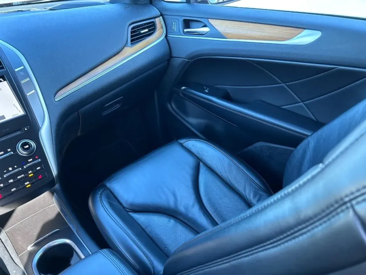 2019 /Ebony Leather Lincoln MKC Select (5LMCJ2D95KU) with an Turbocharged 2.0L I-4 engine, Automatic transmission, located at 970 Woodlawn Dr., Farmington, MO, 63640, (573) 431-7800, 37.825642, -90.468674 - Elevate your driving experience with the 2019 Lincoln MKC Select, an SUV designed for those who value luxury, comfort, and practicality. Perfect for weekend getaways or daily commutes, this vehicle effortlessly blends style with performance, making it an excellent choice for anyone seeking a reliabl - Photo#17