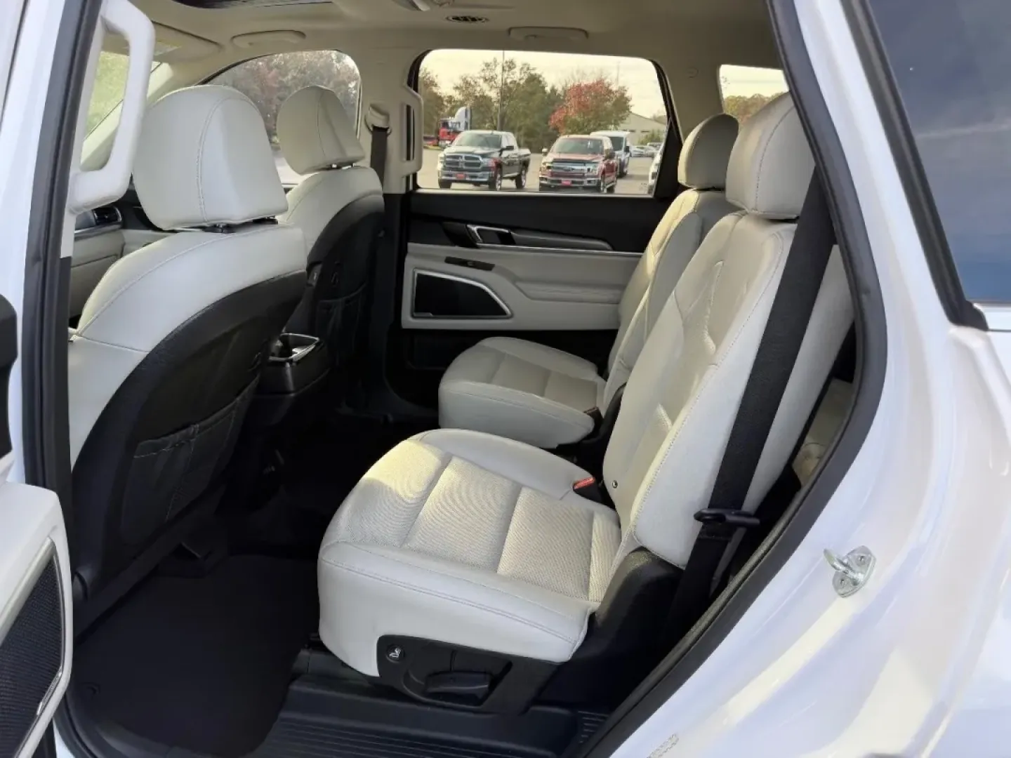 2022 /Gray Leather Kia Telluride S (5XYP6DHC9NG) with an 3.8L DOHC V6 engine, Automatic transmission, located at 970 Woodlawn Dr., Farmington, MO, 63640, (573) 431-7800, 37.825642, -90.468674 - **Elevate Your Family Adventures with the 2022 Kia Telluride S!**<br /> <br /> Are you ready to embrace a lifestyle of adventure and comfort? Look no further than the stunning 2022 Kia Telluride S, now available at Pettus CDJR Farmington! Located at 970 Woodlawn Drive, Farmington, MO 63640, our OEM - Photo#9