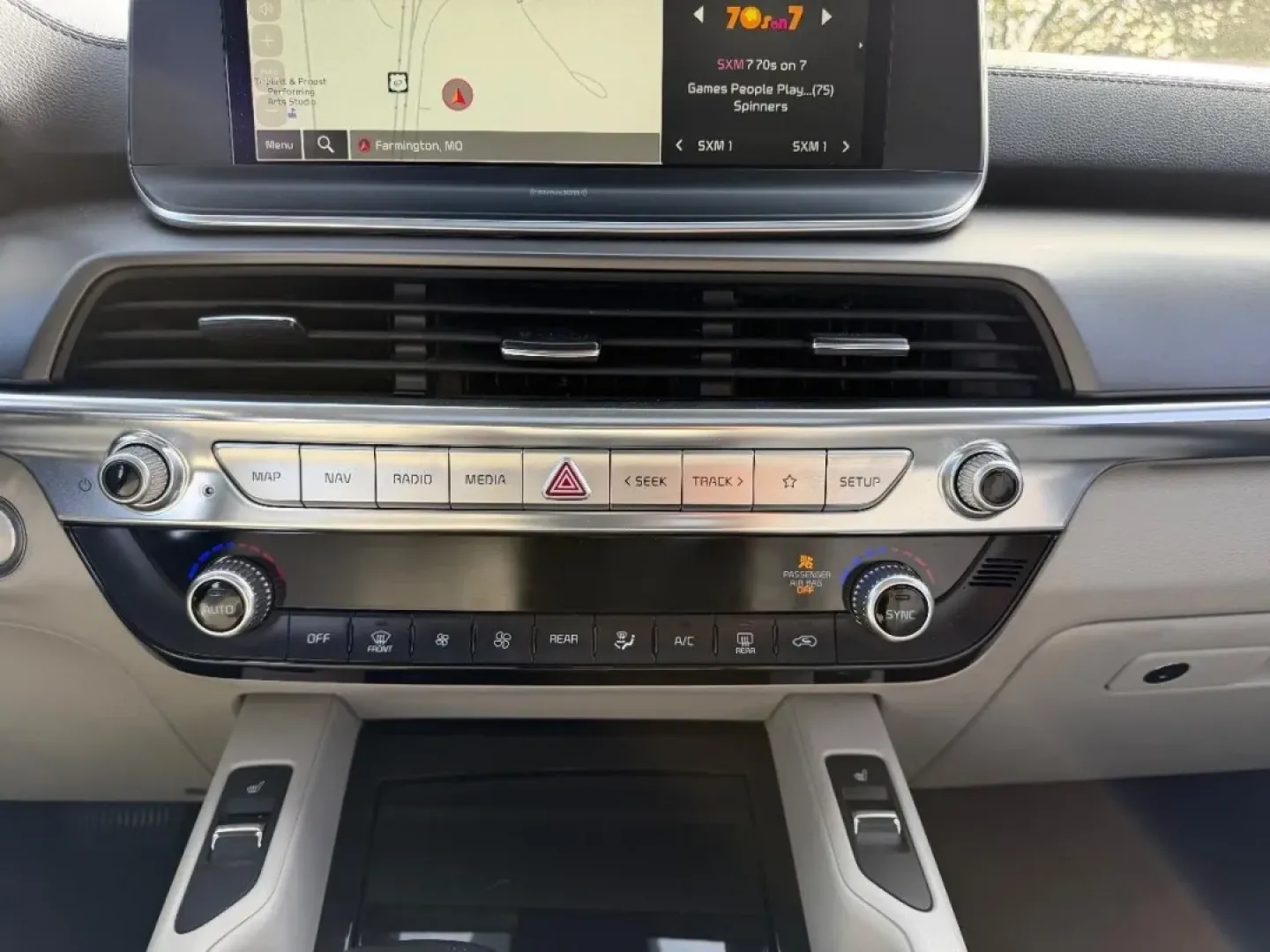 2022 /Gray Leather Kia Telluride S (5XYP6DHC9NG) with an 3.8L DOHC V6 engine, Automatic transmission, located at 970 Woodlawn Dr., Farmington, MO, 63640, (573) 431-7800, 37.825642, -90.468674 - **Elevate Your Family Adventures with the 2022 Kia Telluride S!**<br /> <br /> Are you ready to embrace a lifestyle of adventure and comfort? Look no further than the stunning 2022 Kia Telluride S, now available at Pettus CDJR Farmington! Located at 970 Woodlawn Drive, Farmington, MO 63640, our OEM - Photo#17