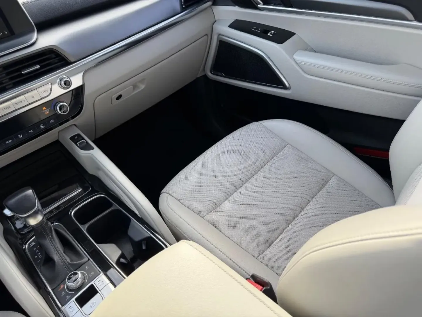 2022 /Gray Leather Kia Telluride S (5XYP6DHC9NG) with an 3.8L DOHC V6 engine, Automatic transmission, located at 970 Woodlawn Dr., Farmington, MO, 63640, (573) 431-7800, 37.825642, -90.468674 - **Elevate Your Family Adventures with the 2022 Kia Telluride S!**<br /> <br /> Are you ready to embrace a lifestyle of adventure and comfort? Look no further than the stunning 2022 Kia Telluride S, now available at Pettus CDJR Farmington! Located at 970 Woodlawn Drive, Farmington, MO 63640, our OEM - Photo#19