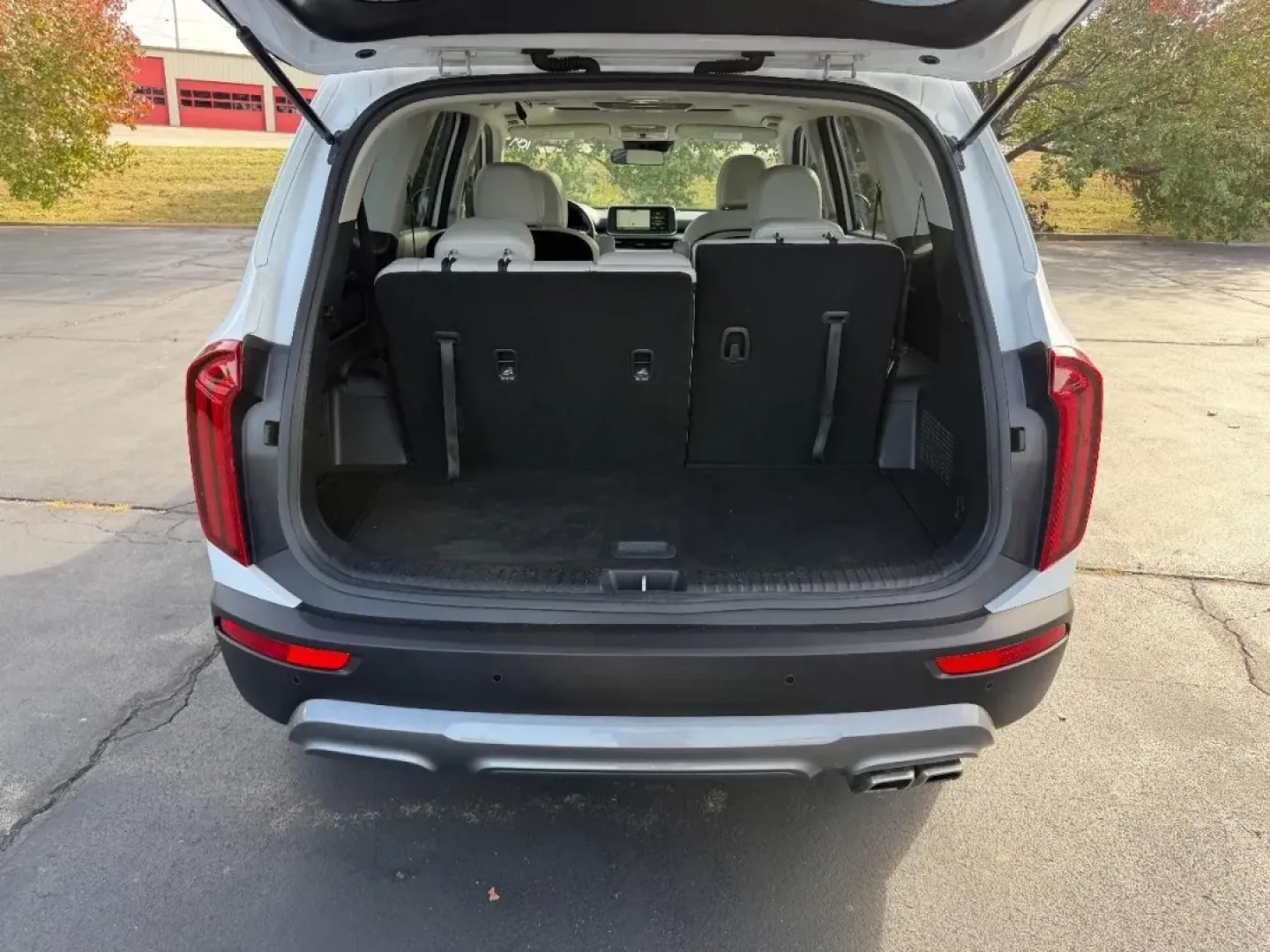 2022 /Gray Leather Kia Telluride S (5XYP6DHC9NG) with an 3.8L DOHC V6 engine, Automatic transmission, located at 970 Woodlawn Dr., Farmington, MO, 63640, (573) 431-7800, 37.825642, -90.468674 - **Elevate Your Family Adventures with the 2022 Kia Telluride S!**<br /> <br /> Are you ready to embrace a lifestyle of adventure and comfort? Look no further than the stunning 2022 Kia Telluride S, now available at Pettus CDJR Farmington! Located at 970 Woodlawn Drive, Farmington, MO 63640, our OEM - Photo#4