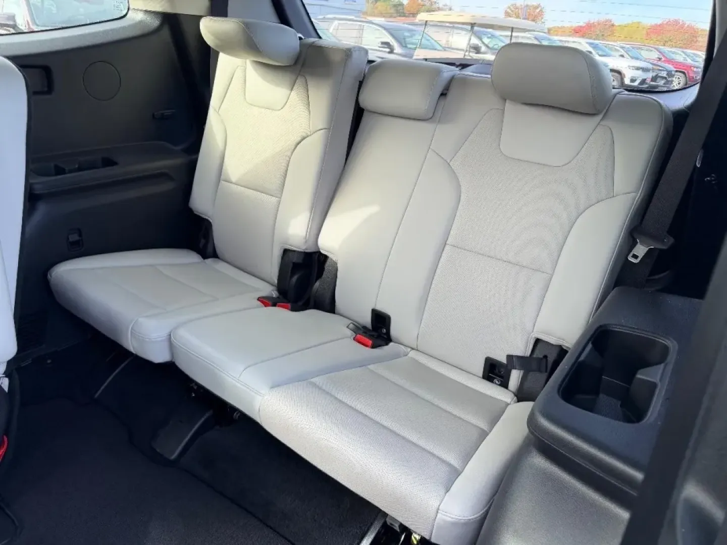 2022 /Gray Leather Kia Telluride S (5XYP6DHC9NG) with an 3.8L DOHC V6 engine, Automatic transmission, located at 970 Woodlawn Dr., Farmington, MO, 63640, (573) 431-7800, 37.825642, -90.468674 - **Elevate Your Family Adventures with the 2022 Kia Telluride S!**<br /> <br /> Are you ready to embrace a lifestyle of adventure and comfort? Look no further than the stunning 2022 Kia Telluride S, now available at Pettus CDJR Farmington! Located at 970 Woodlawn Drive, Farmington, MO 63640, our OEM - Photo#8