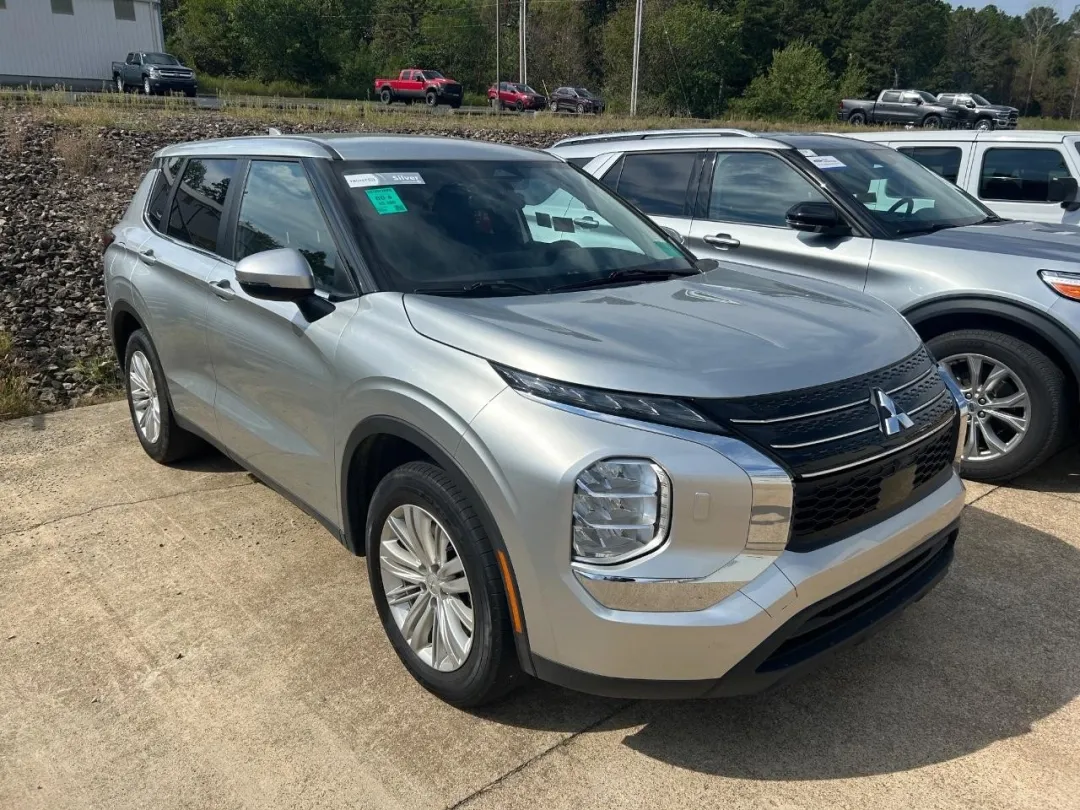 photo of 2024 Mitsubishi Outlander ES