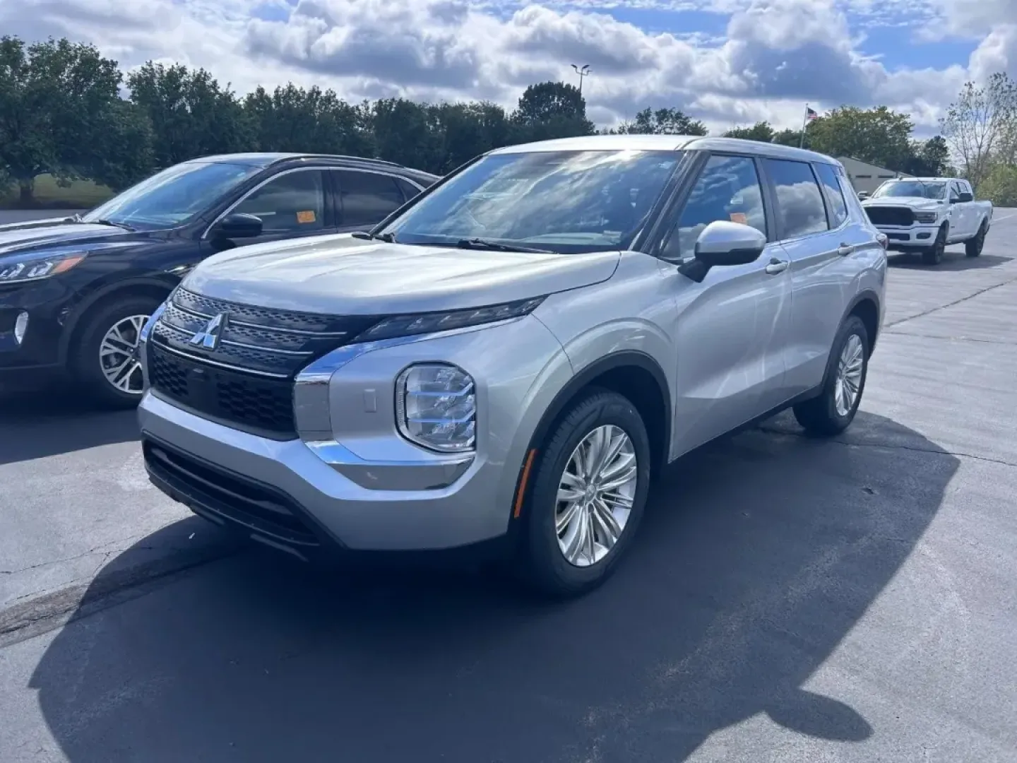 2024 /Black Cloth Mitsubishi Outlander ES (JA4J4UA83RZ) with an 2.5L DOHC 4-Cylinder Direct Injection engine, Automatic transmission, located at 970 Woodlawn Dr., Farmington, MO, 63640, (573) 431-7800, 37.825642, -90.468674 - Are you ready to elevate your weekend adventures or transform your daily commute? The 2024 Mitsubishi Outlander ES is the perfect blend of versatility, comfort, and performance that suits both the budget-conscious buyer and the growing family. At Pettus CDJR Farmington, located at 970 Woodlawn Drive - Photo#4