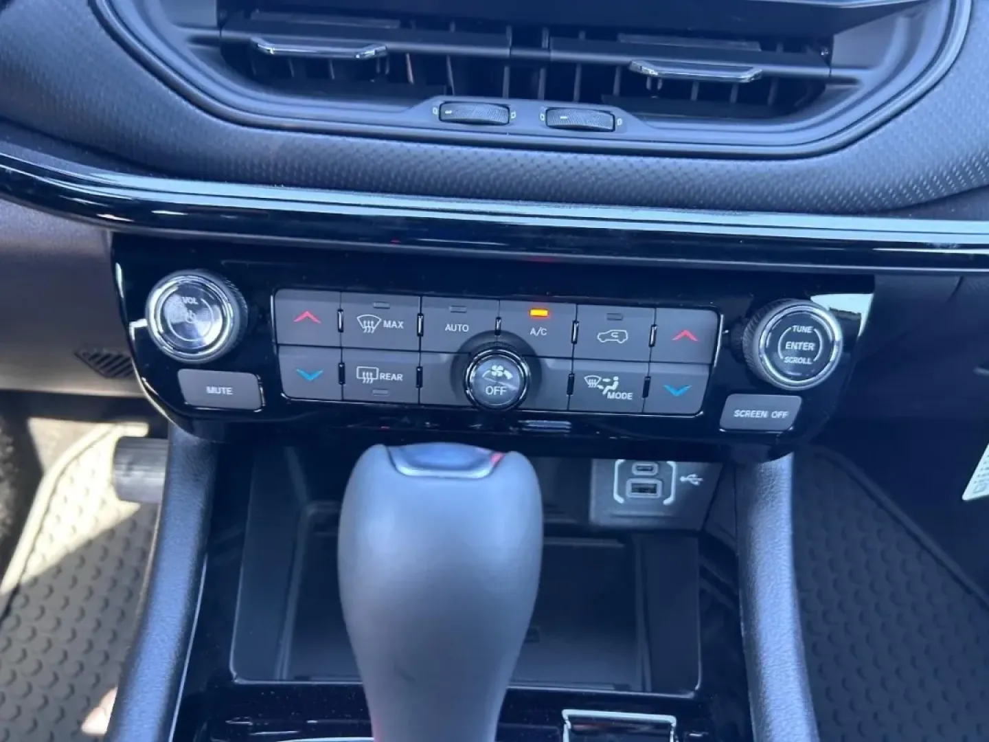 2026 /Black Leather Trimmed Jeep Compass Latitude (3C4NJDBN5TT) with an 2.0L engine, located at 970 Woodlawn Dr., Farmington, MO, 63640, (573) 431-7800, 37.825642, -90.468674 - **Adventure Awaits with the 2026 Jeep Compass Latitude Your Ideal SUV for Every Journey!**<br /> <br /> Are you ready to elevate your driving experience? Whether you're navigating the bustling streets of Farmington or embarking on a weekend getaway to the beautiful Ozark National Scenic Riverways, - Photo#15